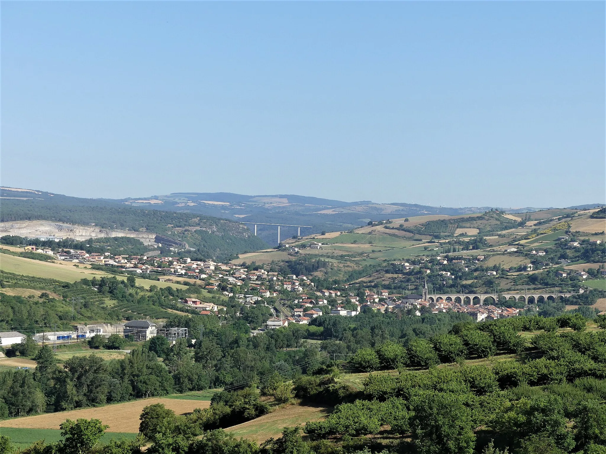 Photo showing: Le bourg d'Aguessac vu depuis la commune de Paulhe, Aveyron, France.