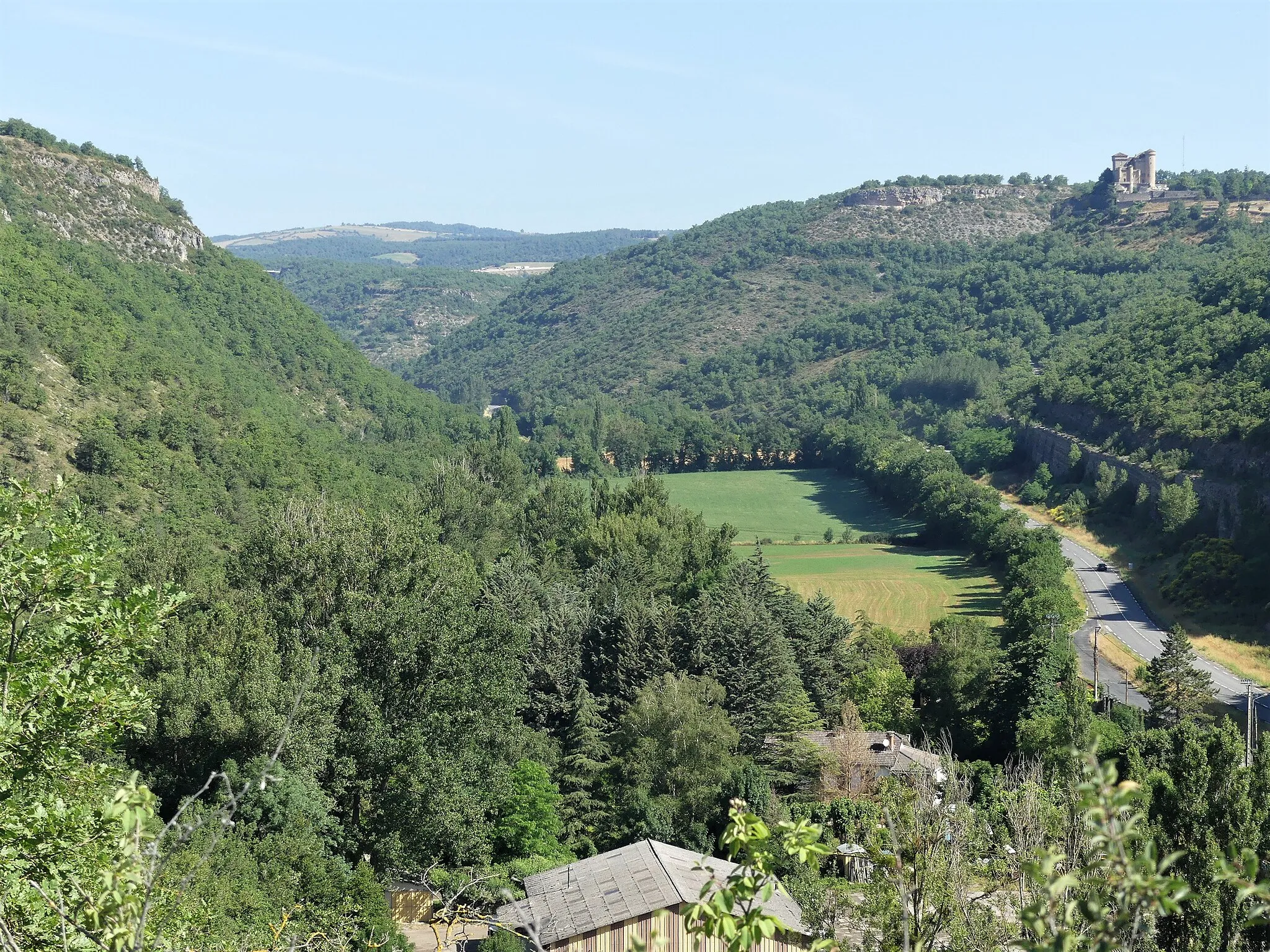 Photo showing: La vallée du Lumansonesque, vue prise en direction de l'amont ; au premier plan et à gauche, commune d'Aguessac ; à droite avec le château de Cabrières, commune de Compeyre ; au fond immédiatement après le château, commune de Verrières ; Aveyron, France.