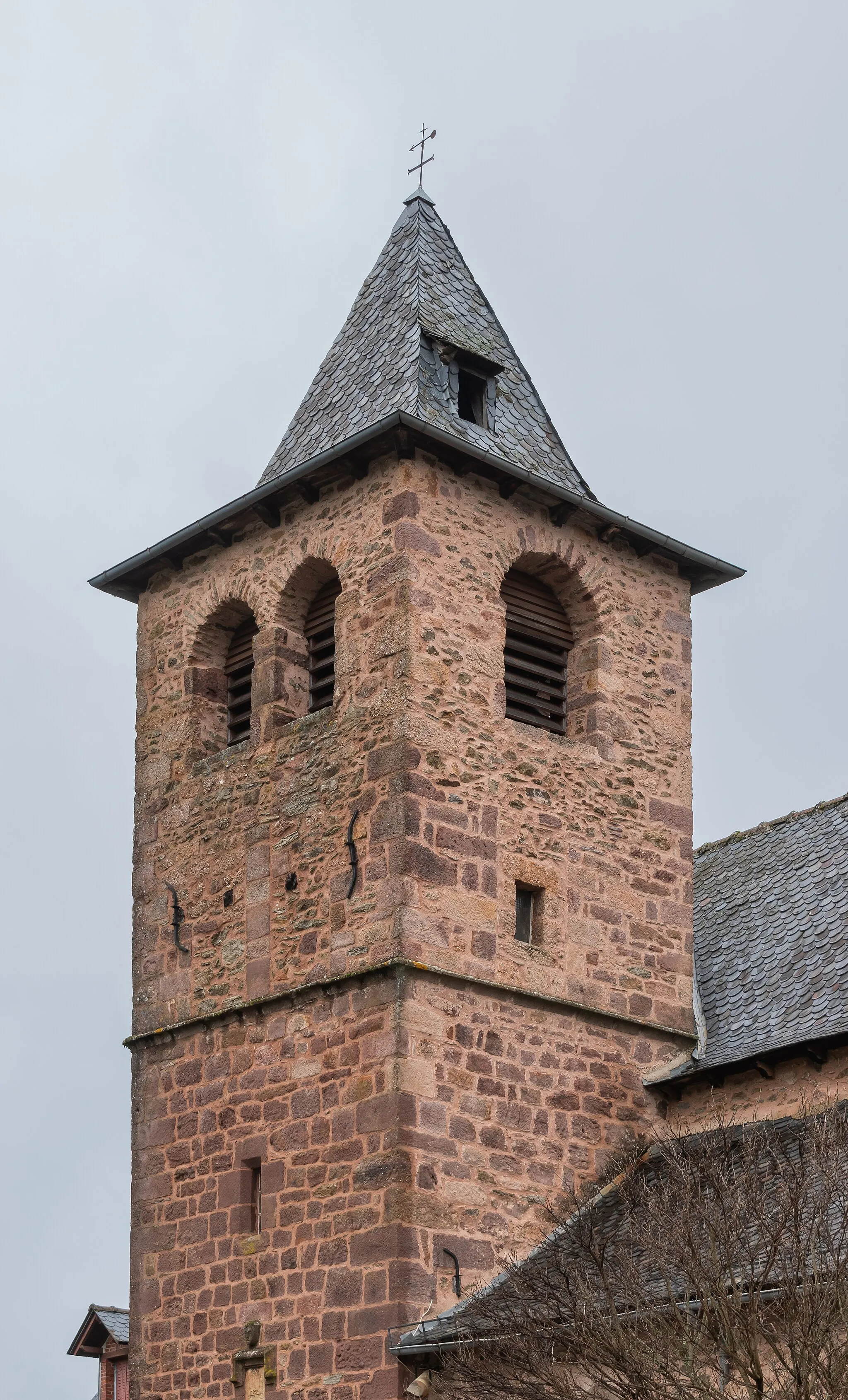 Photo showing: Bell tower of the Saint Dionysius church in Escandolières, Aveyron, France