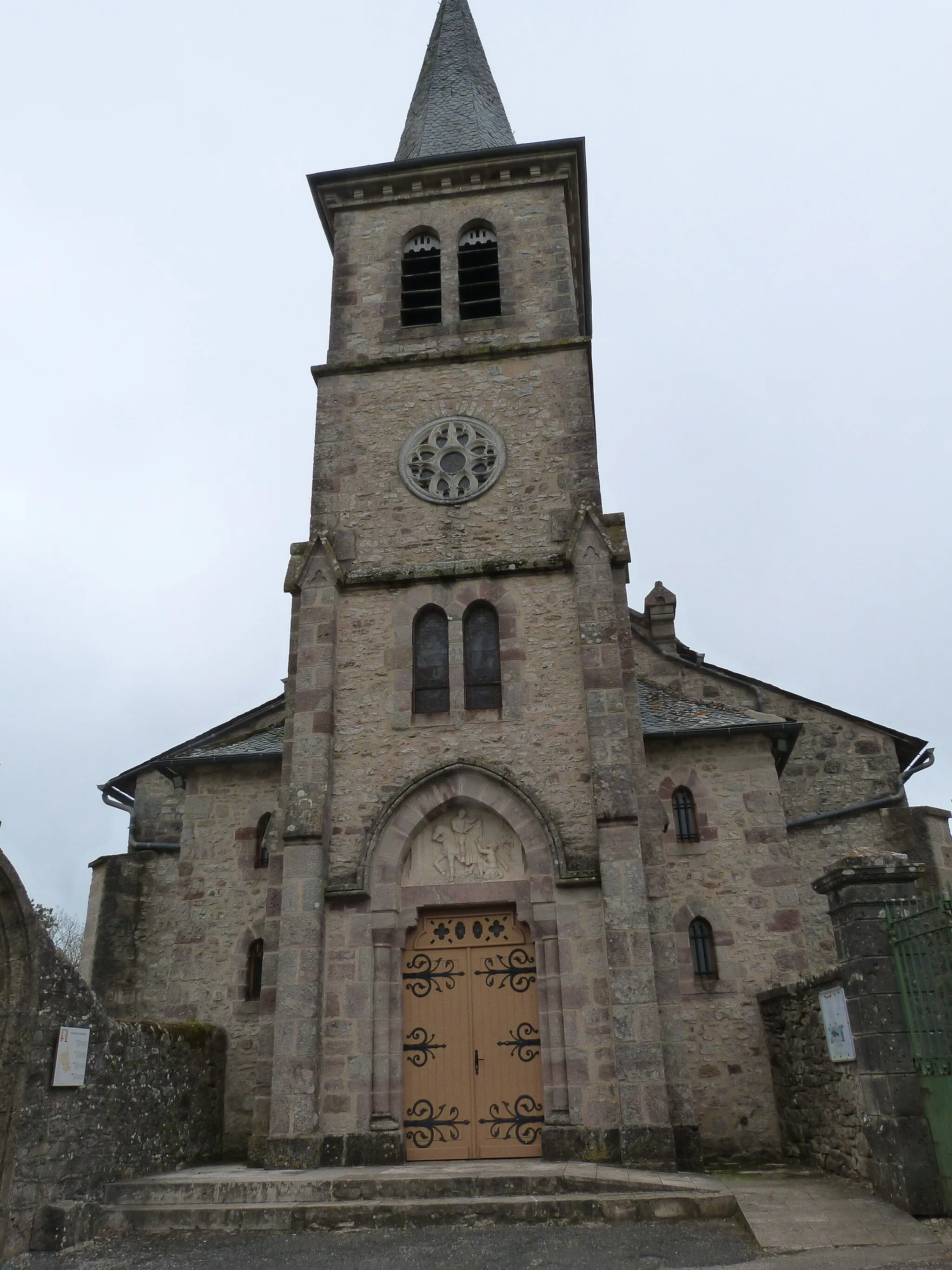 Photo showing: Église Saint-Martin de Limouze d'Onet-le-Château, en limite de la commune de Druelle - Cette église du XV-XVIème s. dépendait de la commanderie Templière d'Espalion.