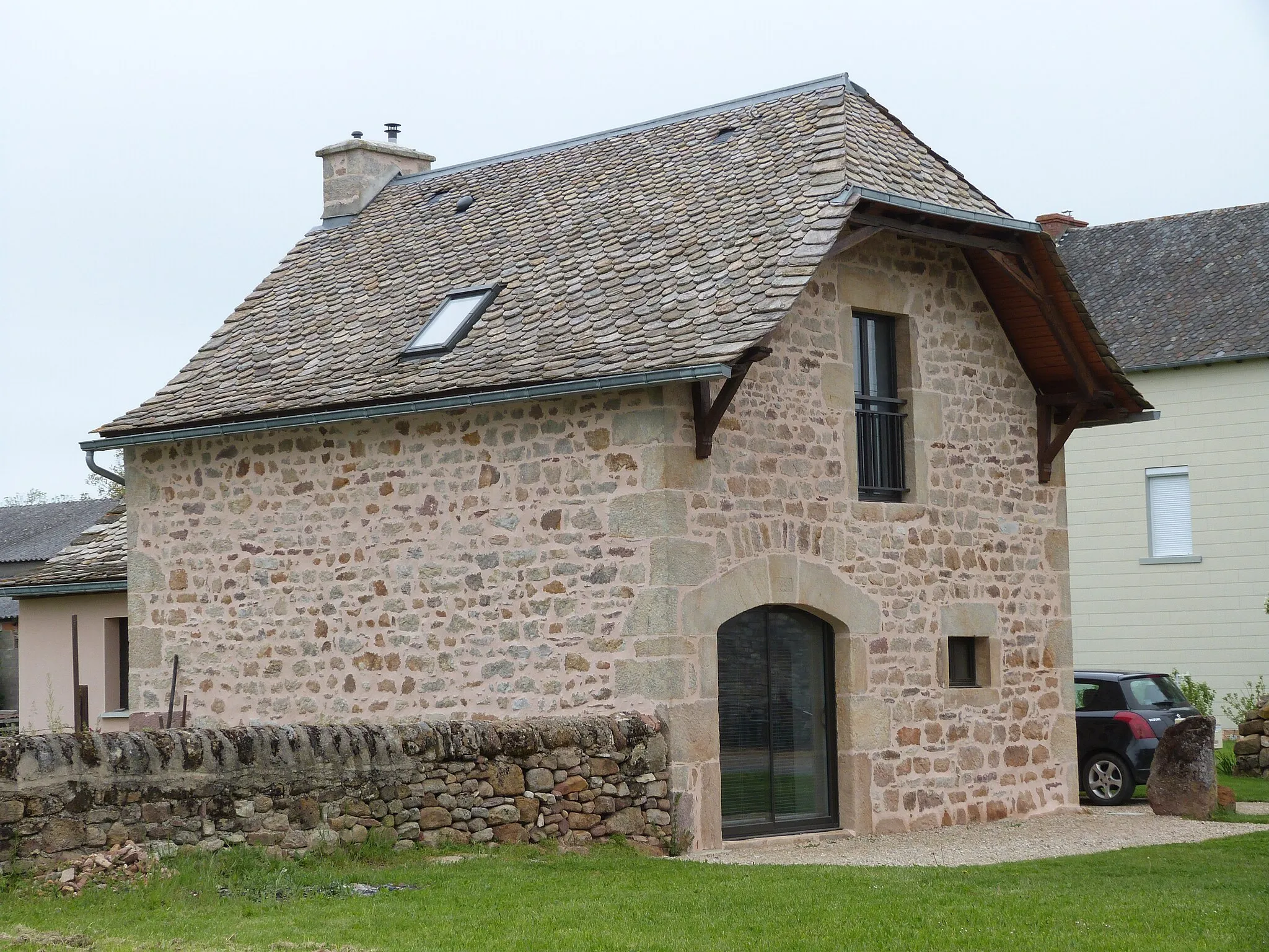 Photo showing: Maison en bordure de la D85, au hameau de Lagarrigue (Druelle, Aveyron)