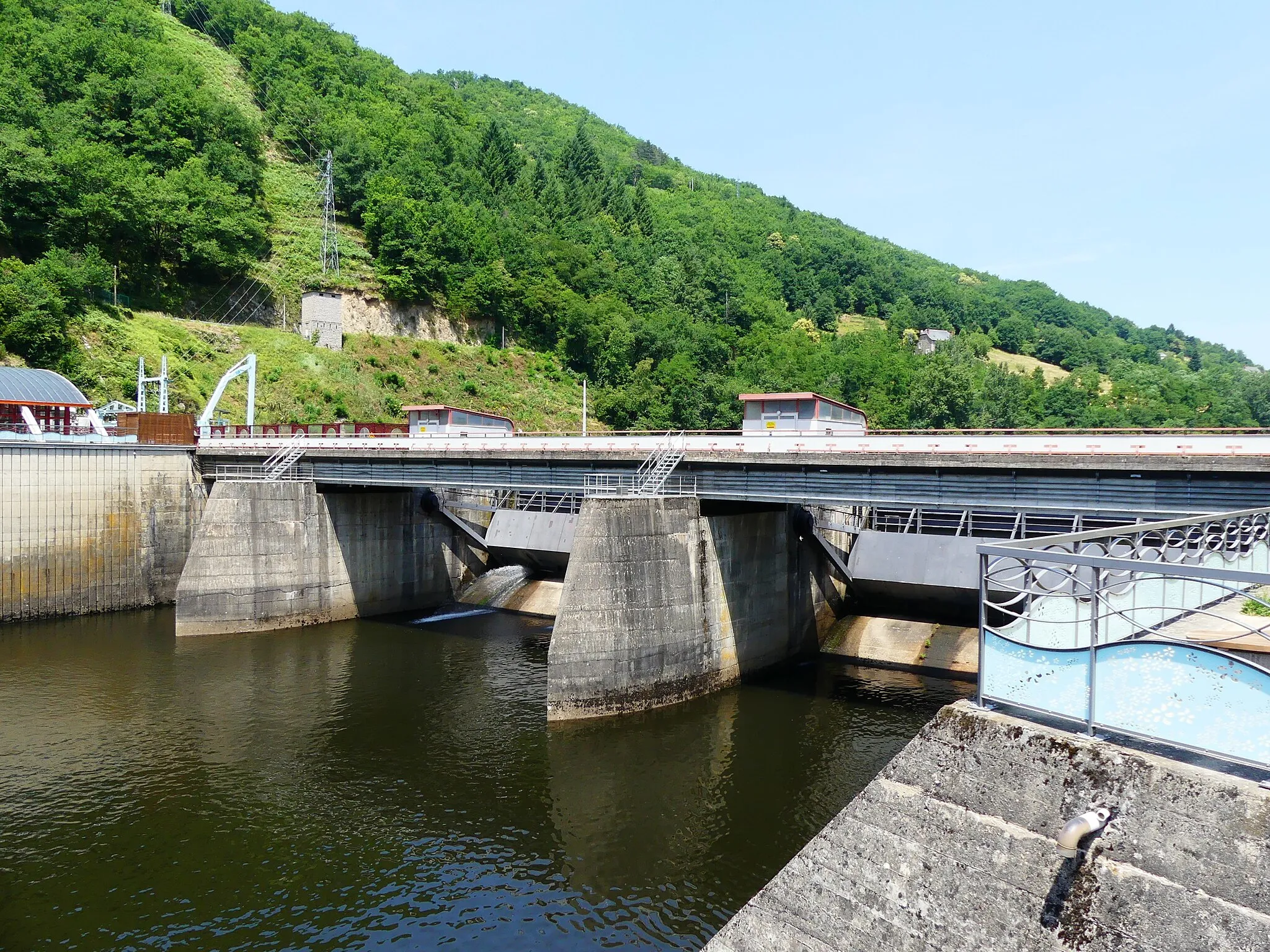 Photo showing: Le barrage de Cambeyrac vu depuis l'aval, Entraygues-sur-Truyère, Aveyron, France.