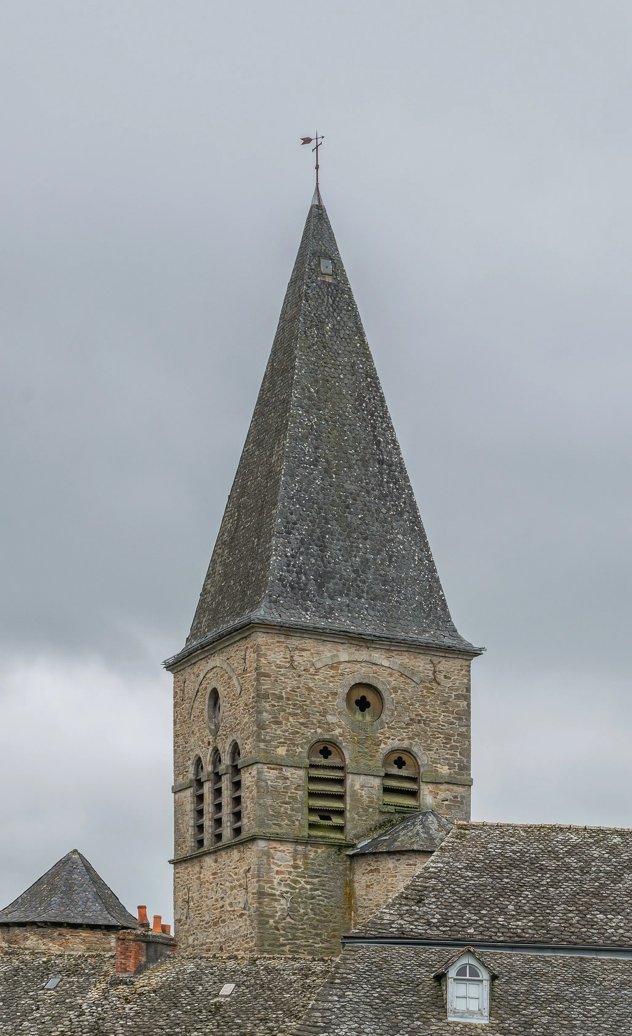 Photo showing: Bell tower of the Mary Magdalene church in Gramond, Aveyron, France