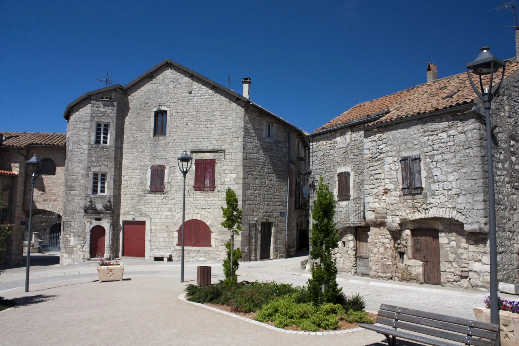 Photo showing: Departure from the Rue de Ville, place des Templiers.