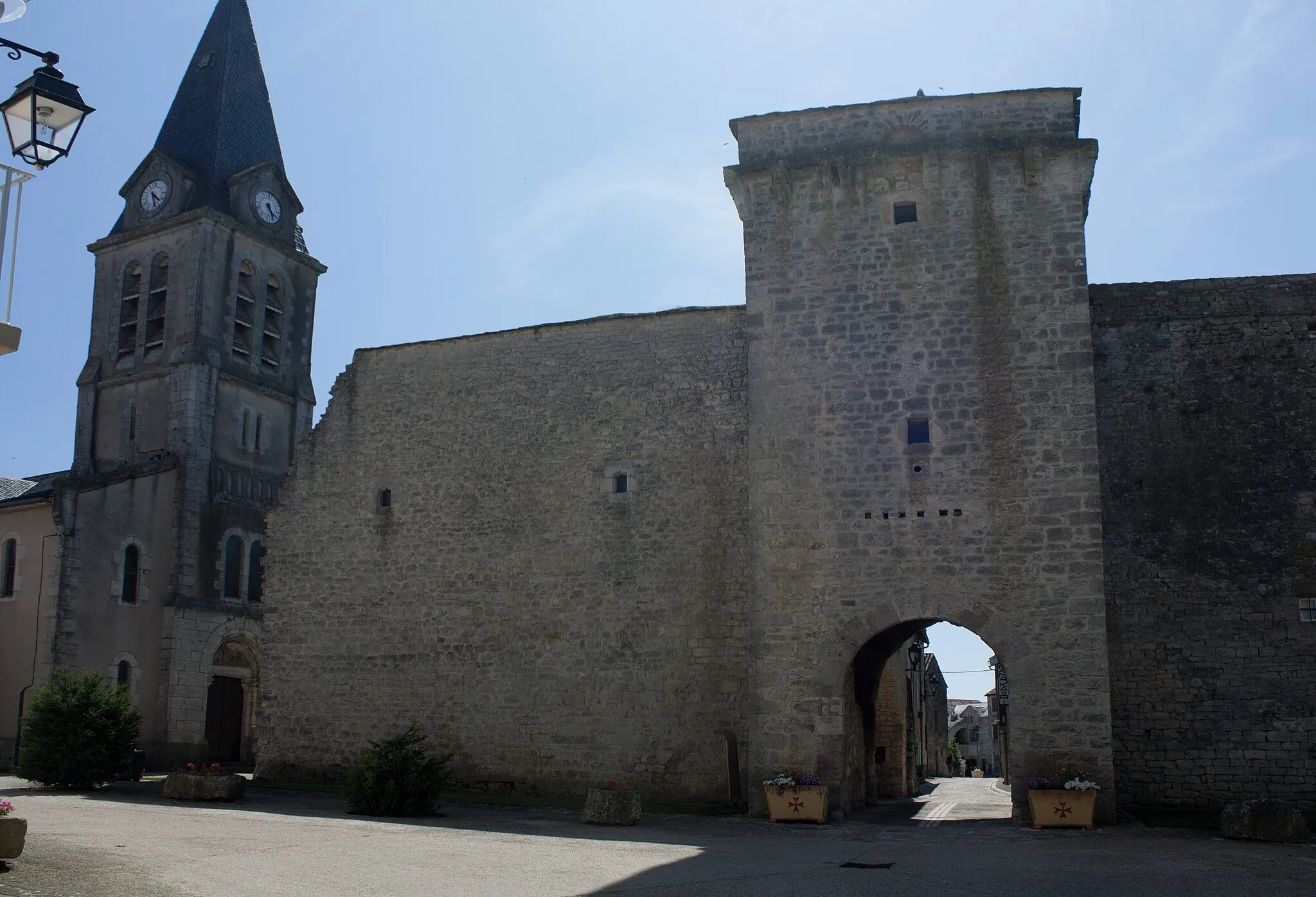 Photo showing: Gate of Le Vigan, at the end of the Rue de Ville..