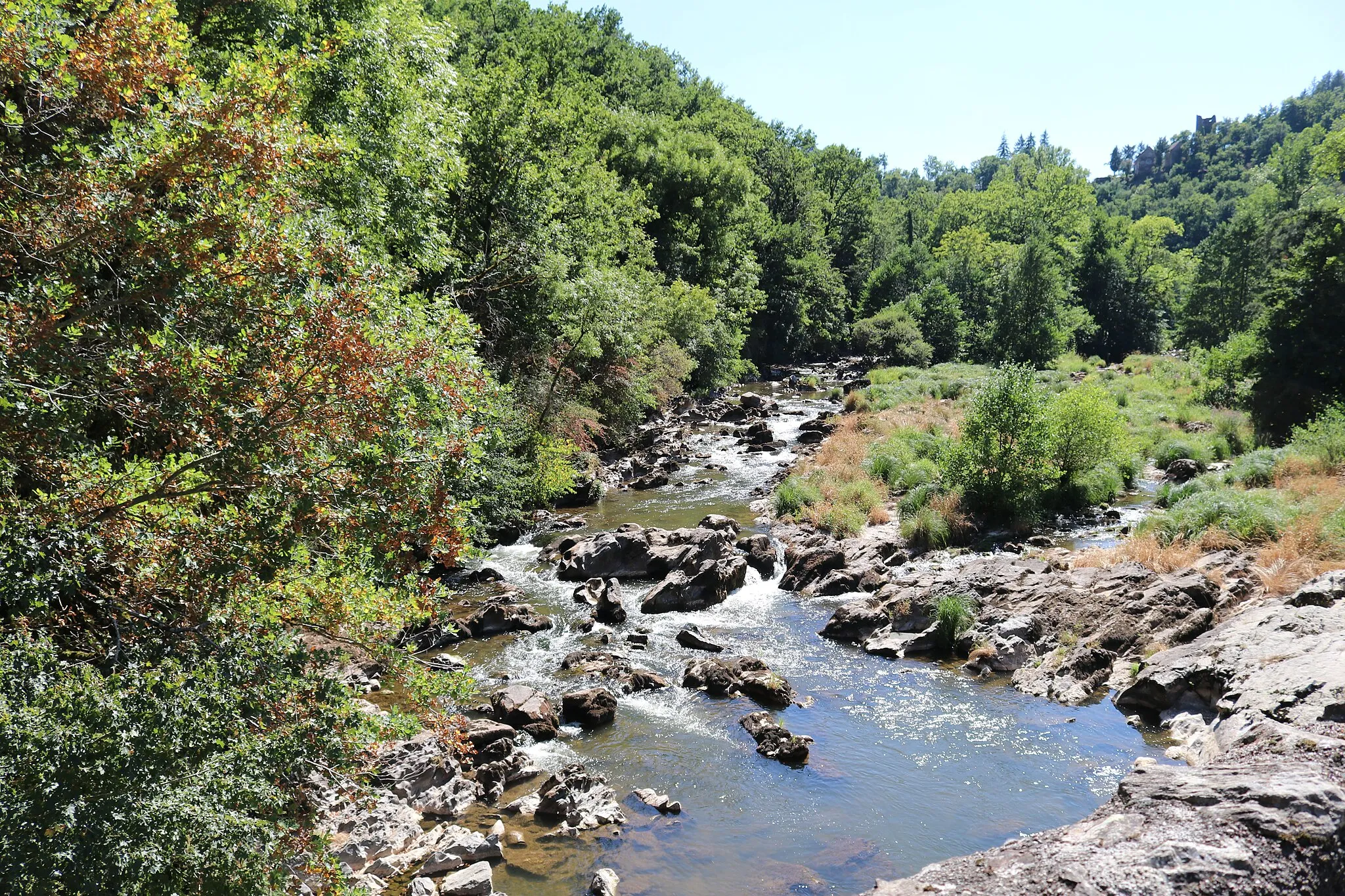 Photo showing: L'Aveyron en amont du pont du Cayla, fin juillet 2022 ( La Bastide-l'Évêque, Aveyron)