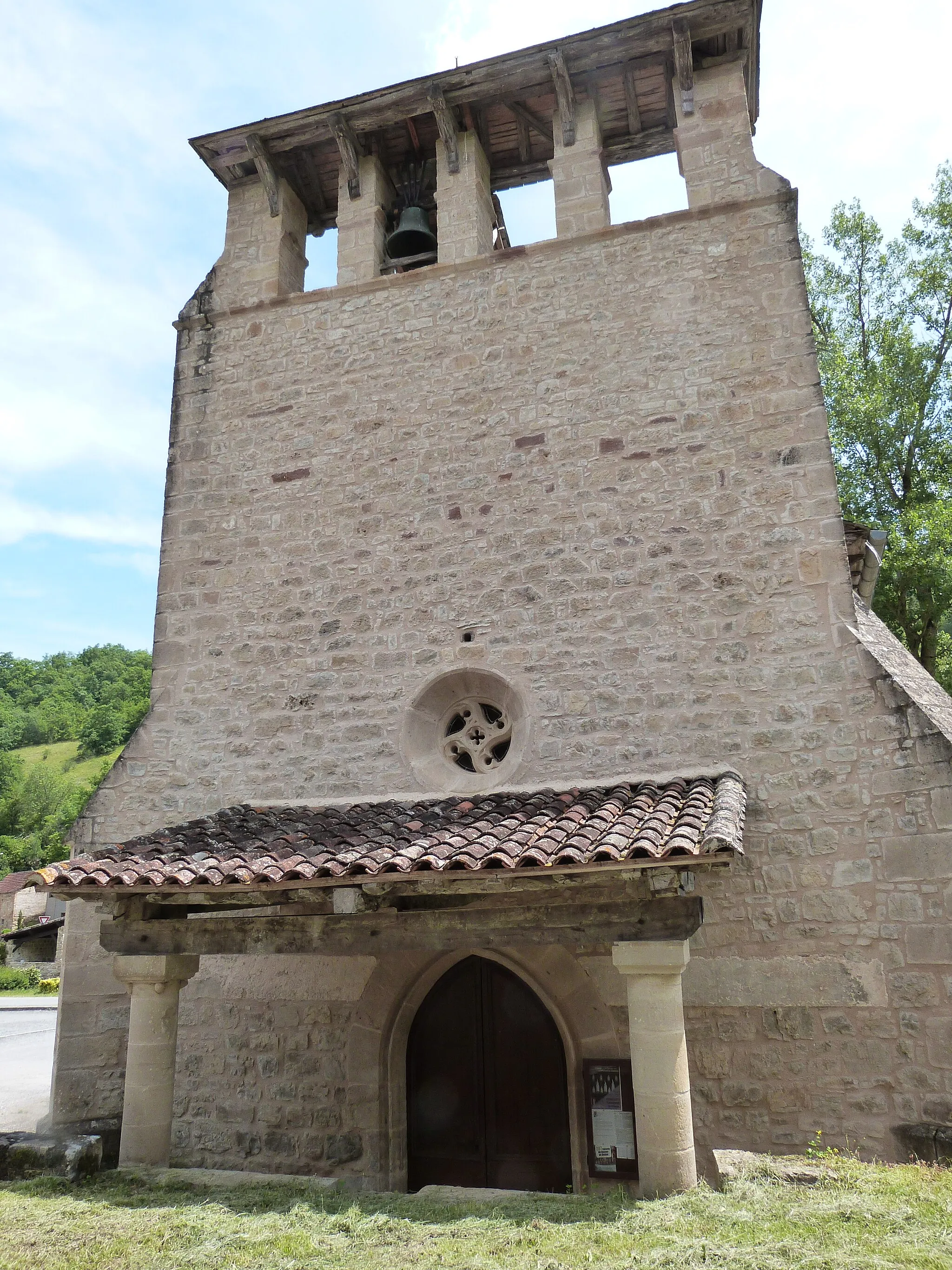 Photo showing: Clocher-peigne de l'église de La Rouquette (Aveyron)