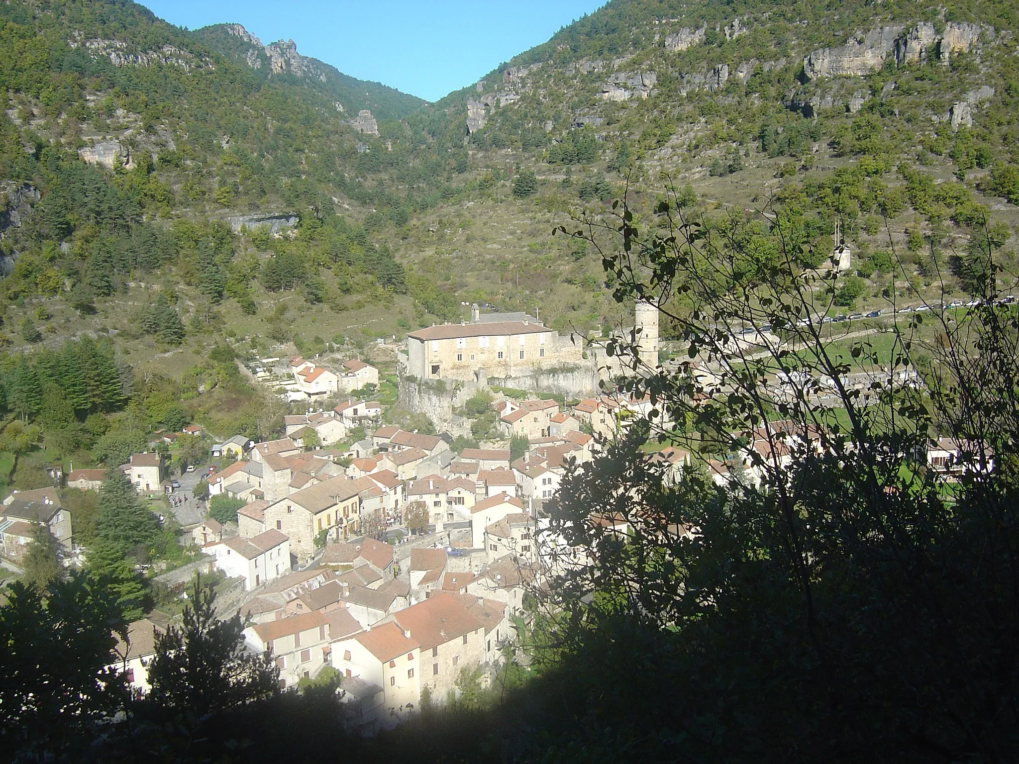 Photo showing: Vue sur le village de La Roque-Sainte-Marguerite depuis une ascension du grand trail des Templiers 2014