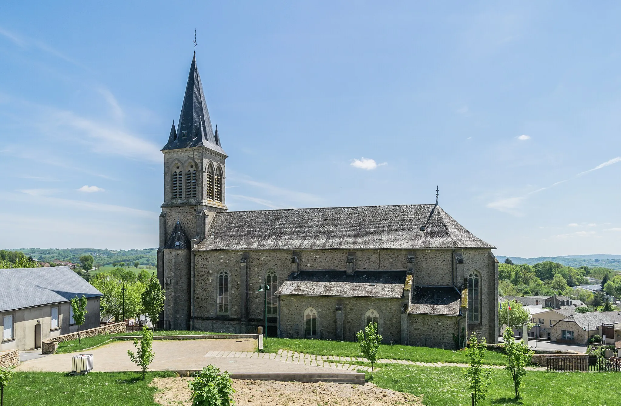 Photo showing: Saint John the Baptist church in La Fouillade, Aveyron, France