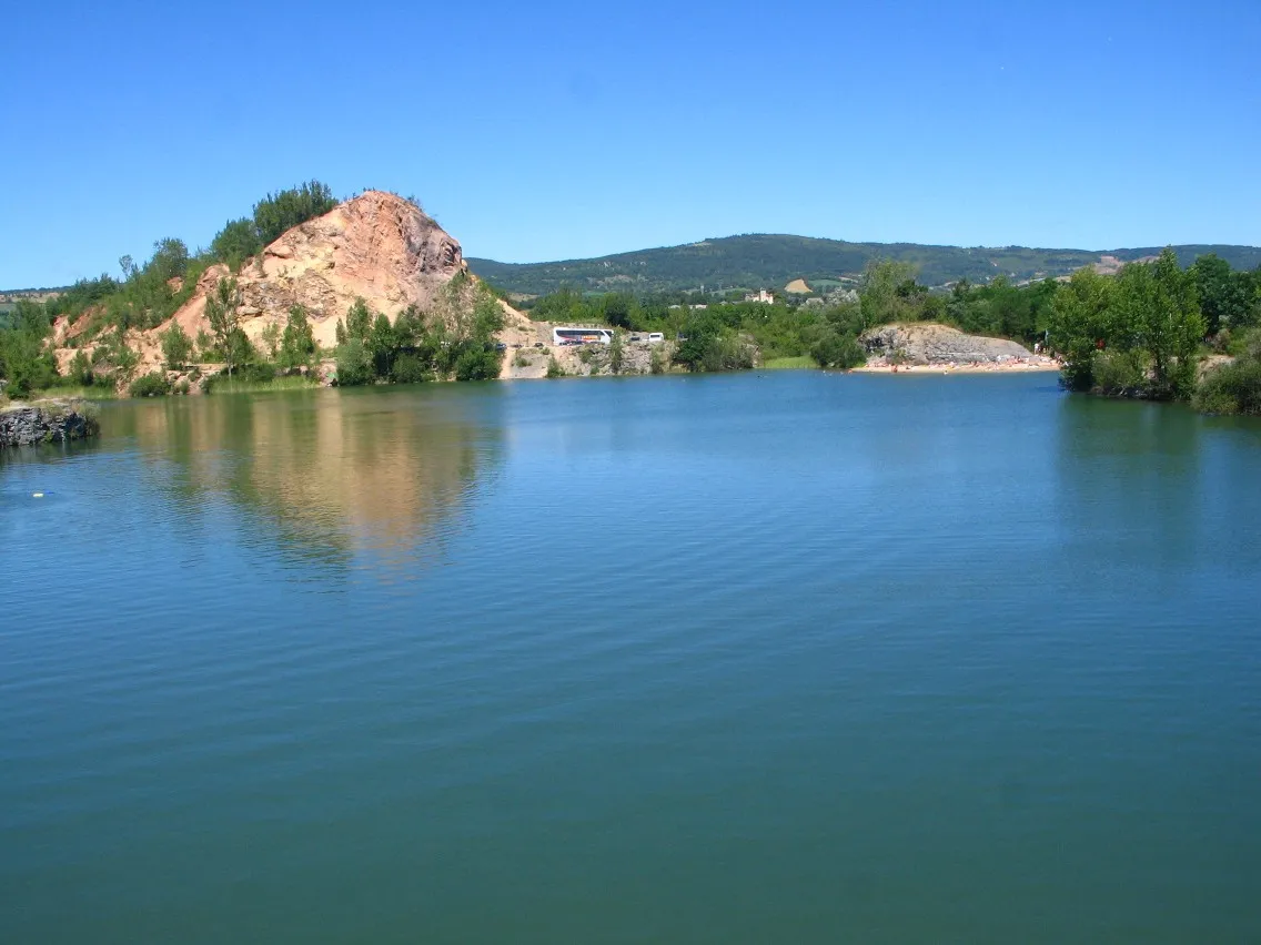 Photo showing: Vestiges du terril dit de la « Grande Paroisse », lac de la Cisba, Aveyron, tel qu’il apparaissait à l’été 2013.
Le lac artificiel présente une profondeur maximale de 5,80 m.