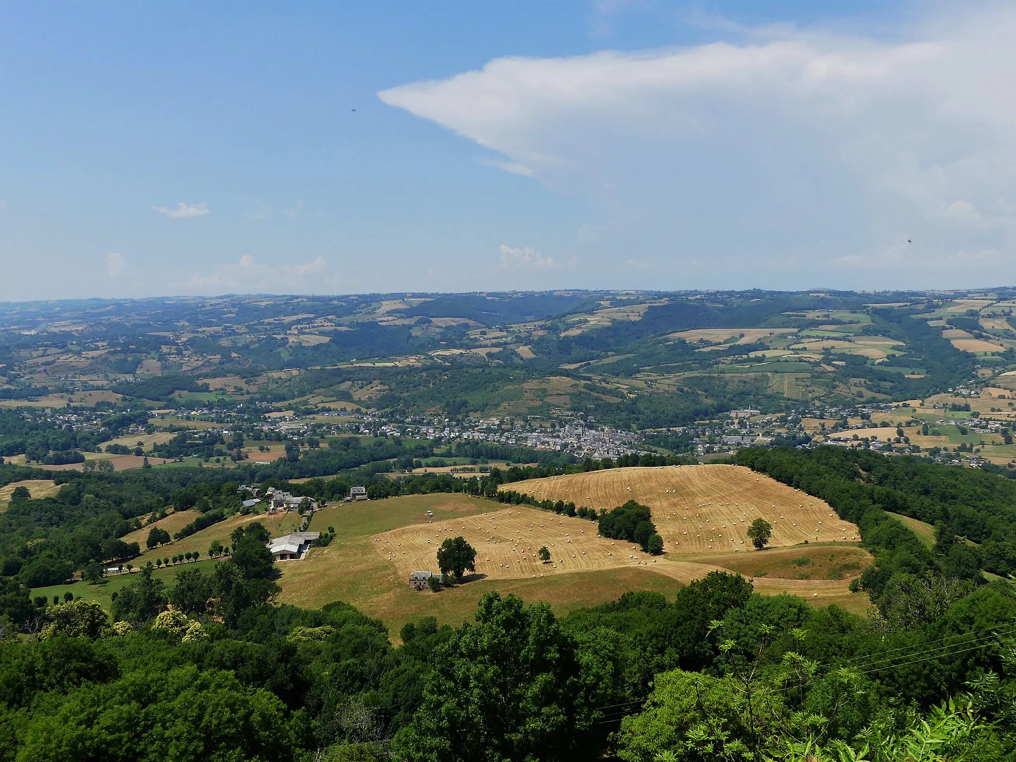 Photo showing: La vallée du Lot et le village de Saint-Côme-d'Olt ; vue prise depuis Roquelaure (Lassouts, Aveyron, France)