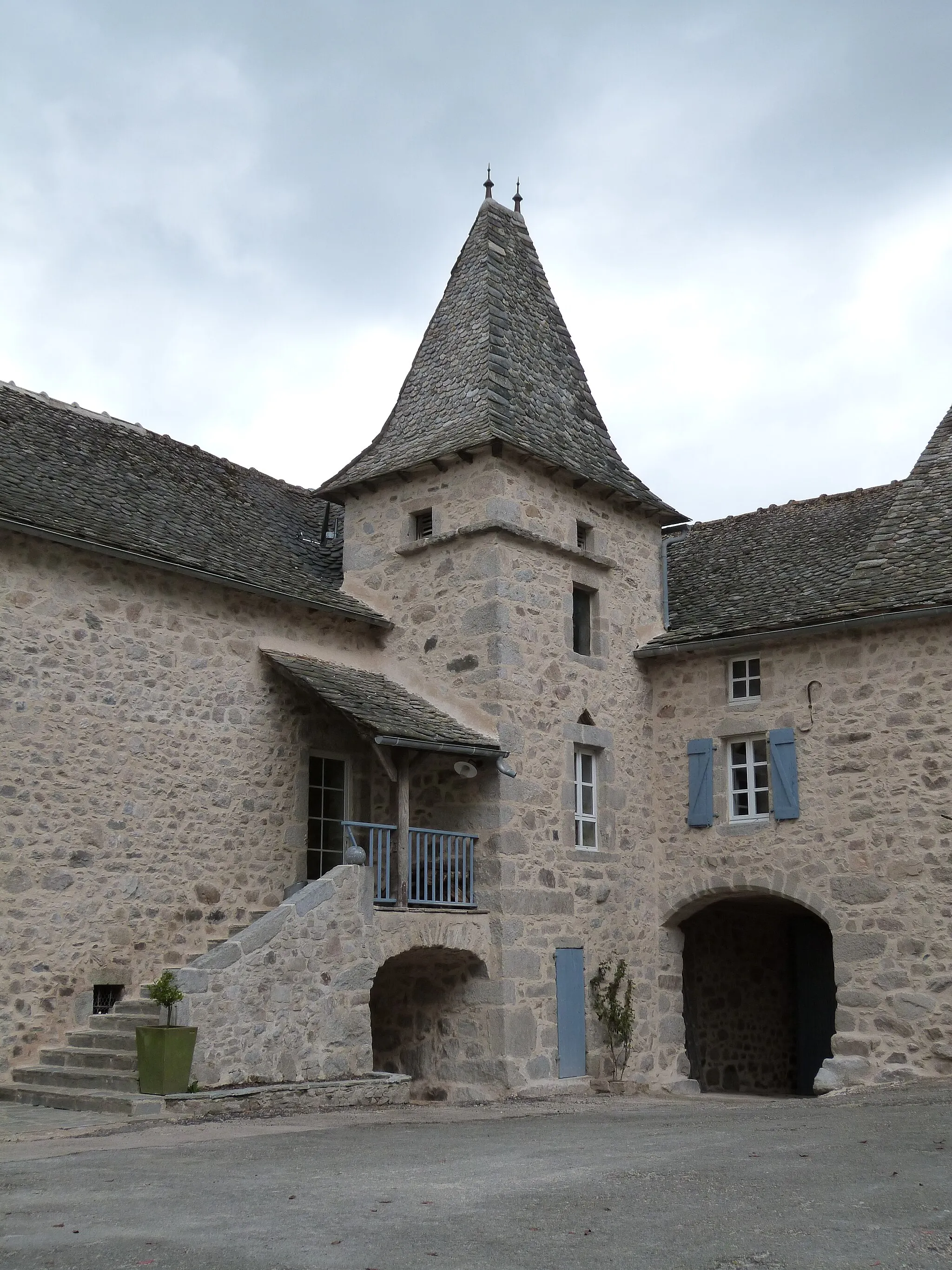 Photo showing: Belle demeure avec cour intérieure dans le village de Lunac (Aveyron, France)