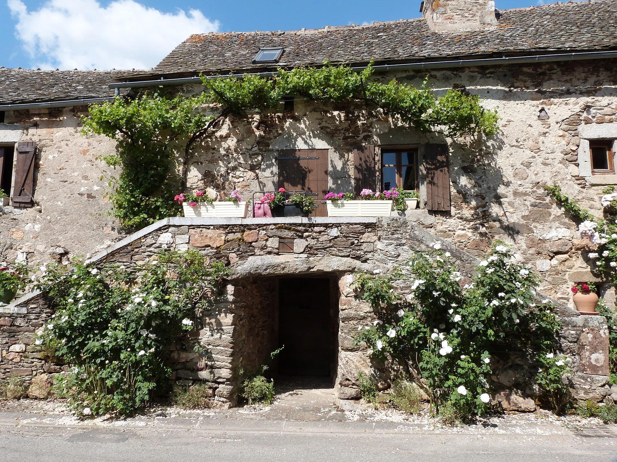 Photo showing: Façade d'une maison traditionnelle à Lescure Jaoul (Aveyron)