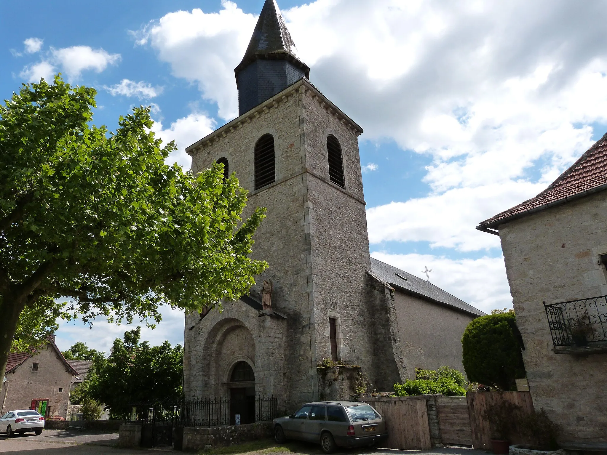 Photo showing: L'église Notre-Dame de l'Assomption à Montsalès a été aménagée dans l'ancienne orangerie du château du Duc de Crussol d'Uzès (Montsalès, Aveyron, France)