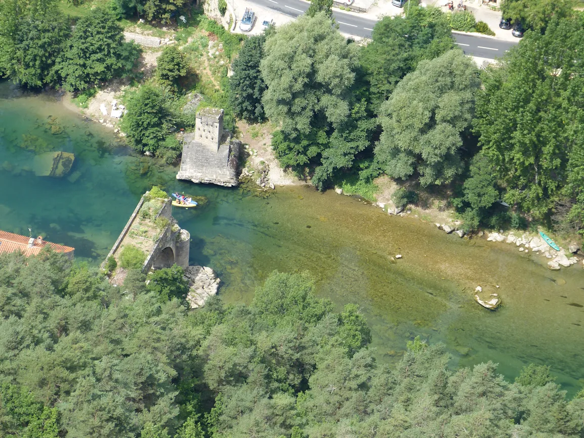 Photo showing: Zicht op de halve brug in Le Rozier