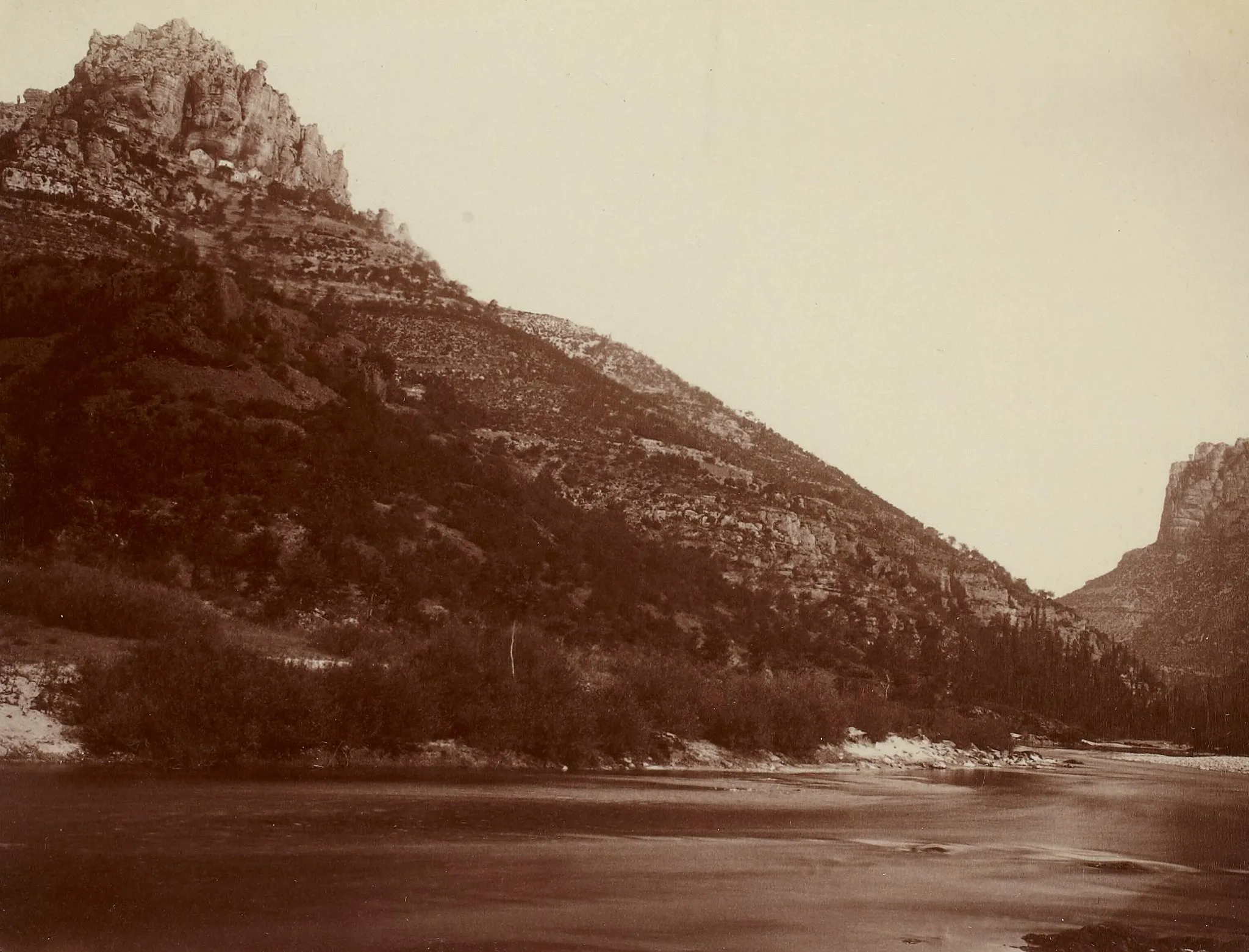 Photo showing: Excursion dans la région des Causses, offert par le photographe Casimir Julien à James Jackson (1843-1895) en 1892