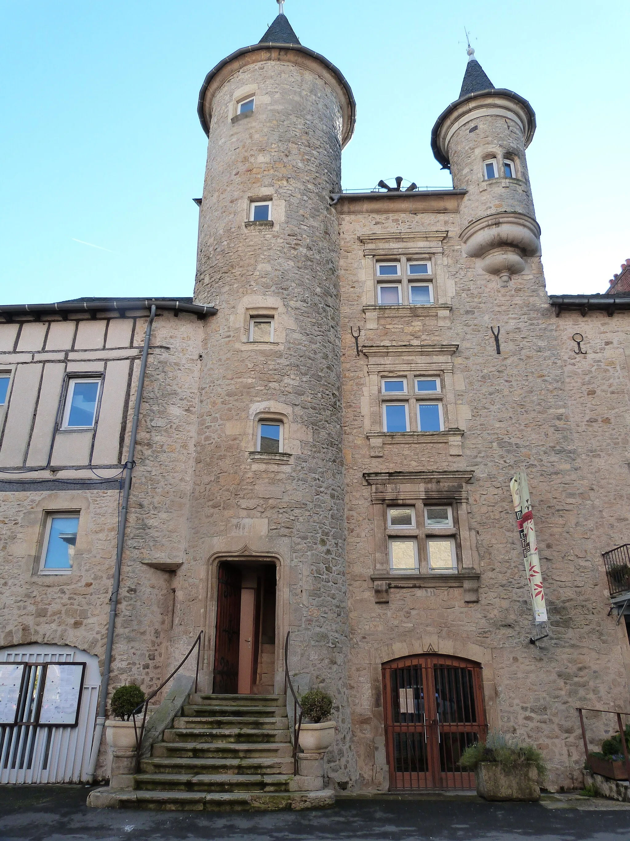 Photo showing: Cet hôtel de ville, ancien logis du prieur, est une maison gothique du XVIème siècle.