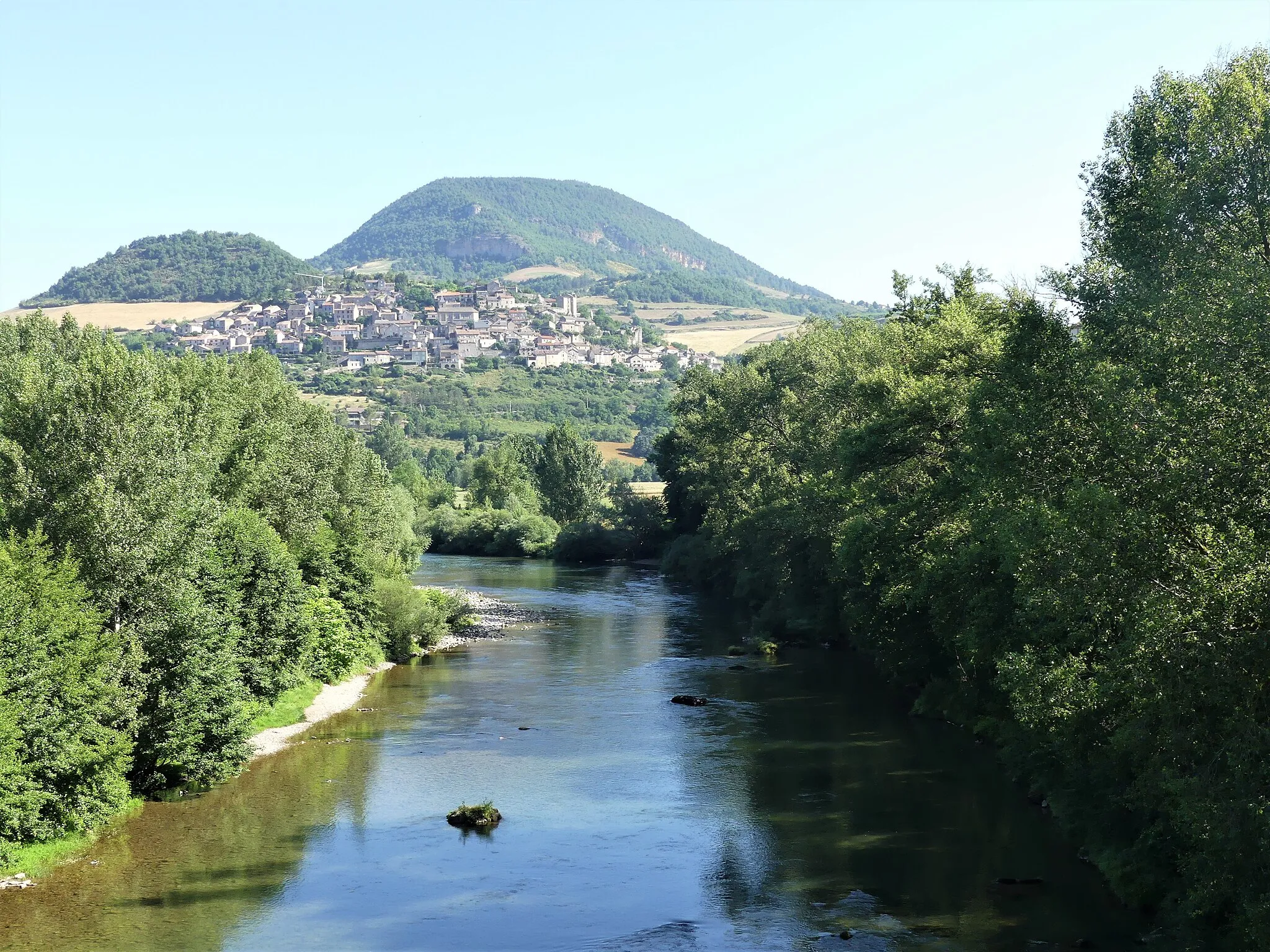 Photo showing: Le Tarn au pont de la route départementale 506, en limite d'Aguessac (à gauche) et de Paulhe (sur l'autre rive), Aveyron, France. Vue prise en direction de l'amont. Au fond, sous le Luzergue, le bourg de Compeyre.