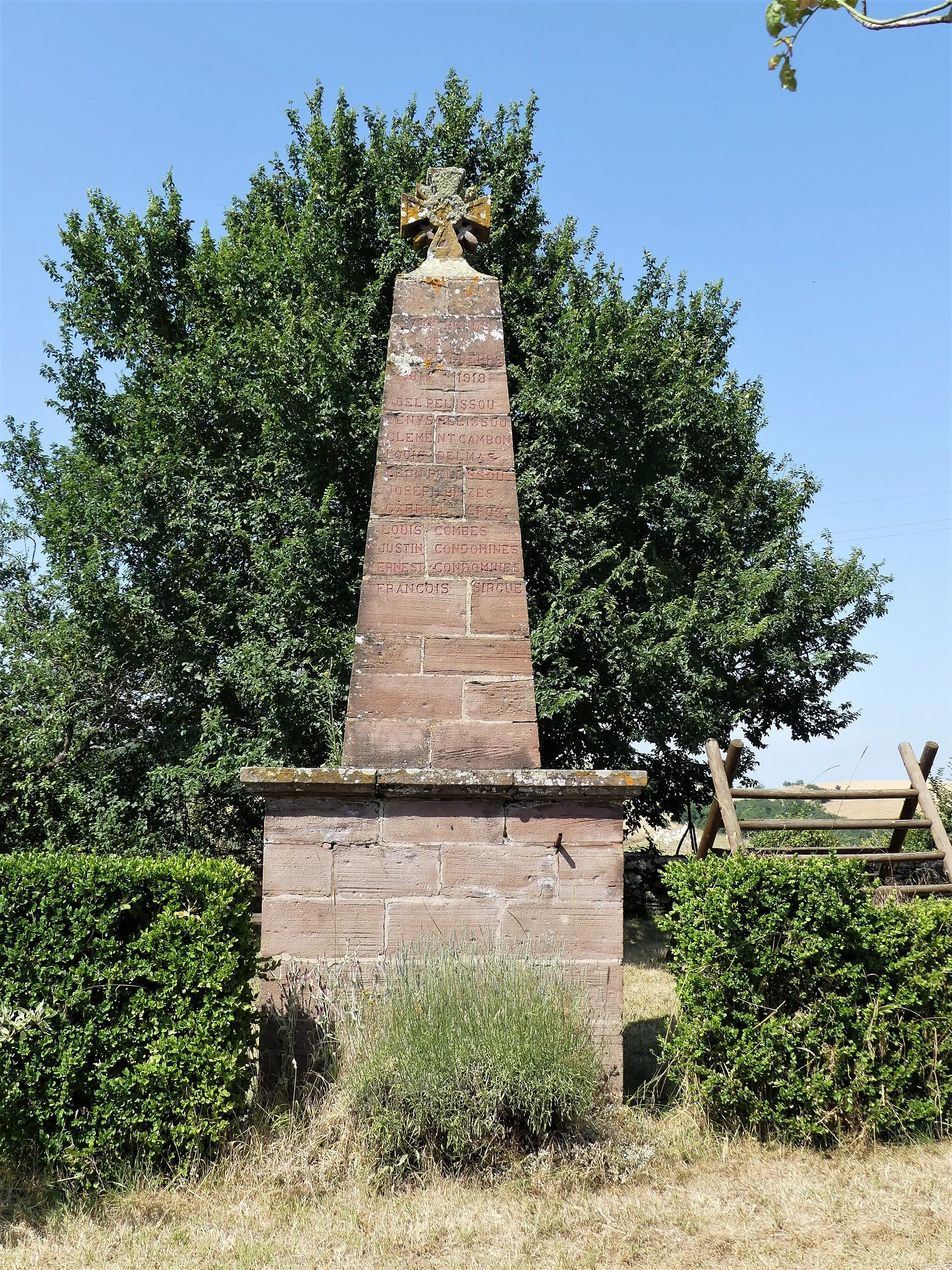Photo showing: Le monument aux morts dans le village d'Esplas, Rebourguil, Aveyron, France.