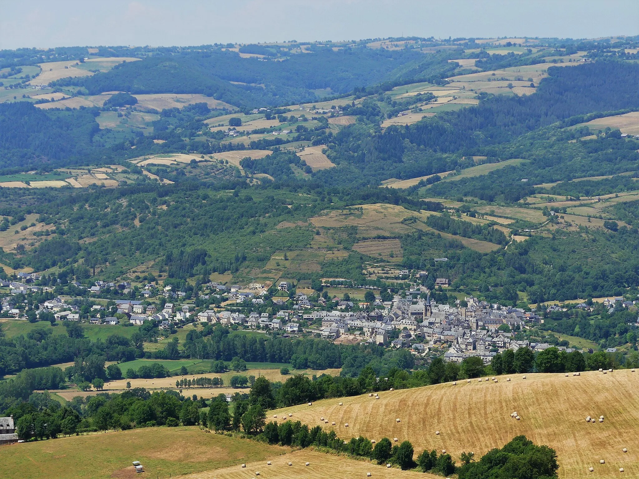 Photo showing: Le village de Saint-Côme-d'Olt ; vue prise depuis Roquelaure (Lassouts, Aveyron, France)