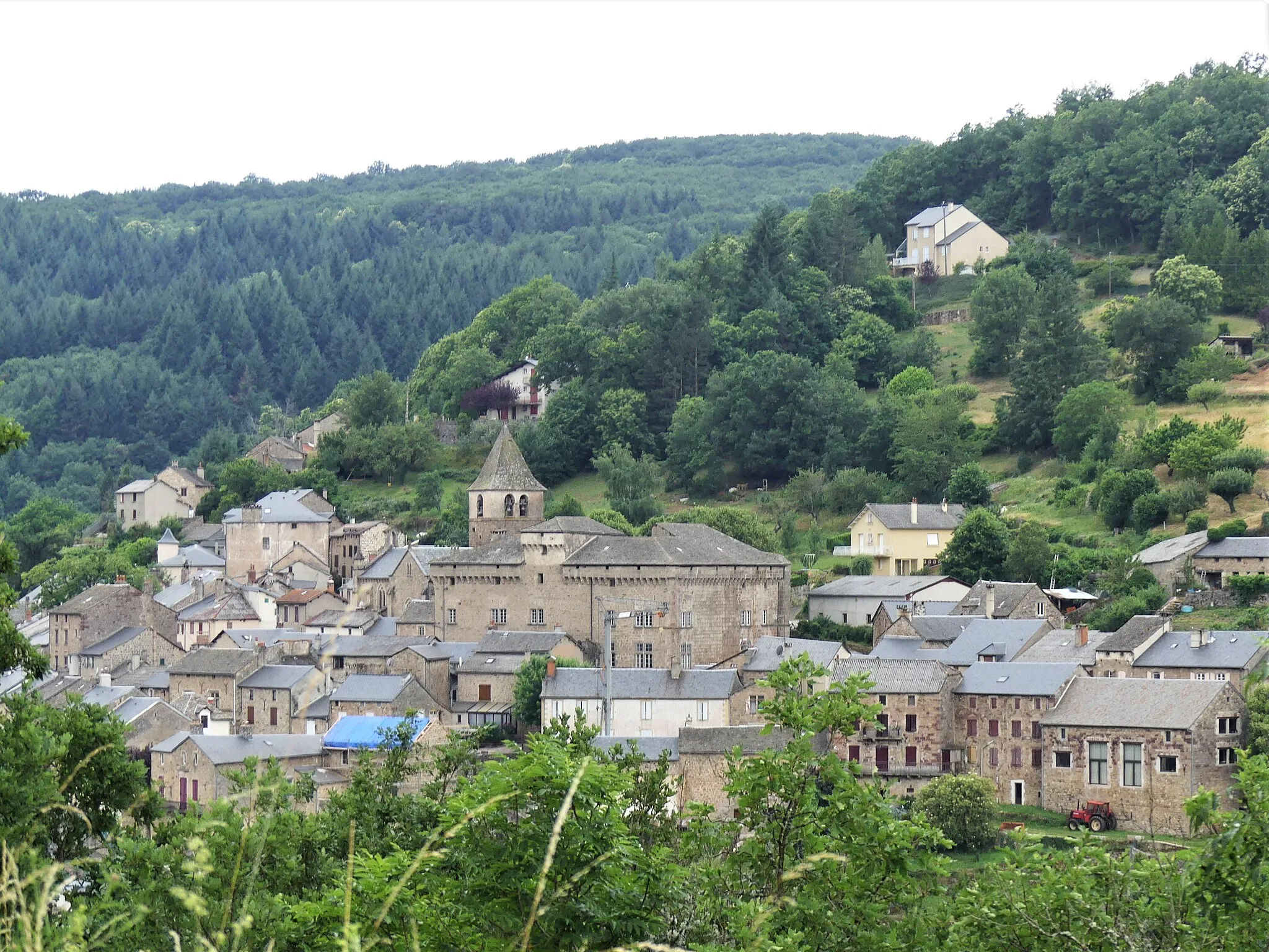 Photo showing: Le bourg de Saint-Beauzély, Aveyron, France.