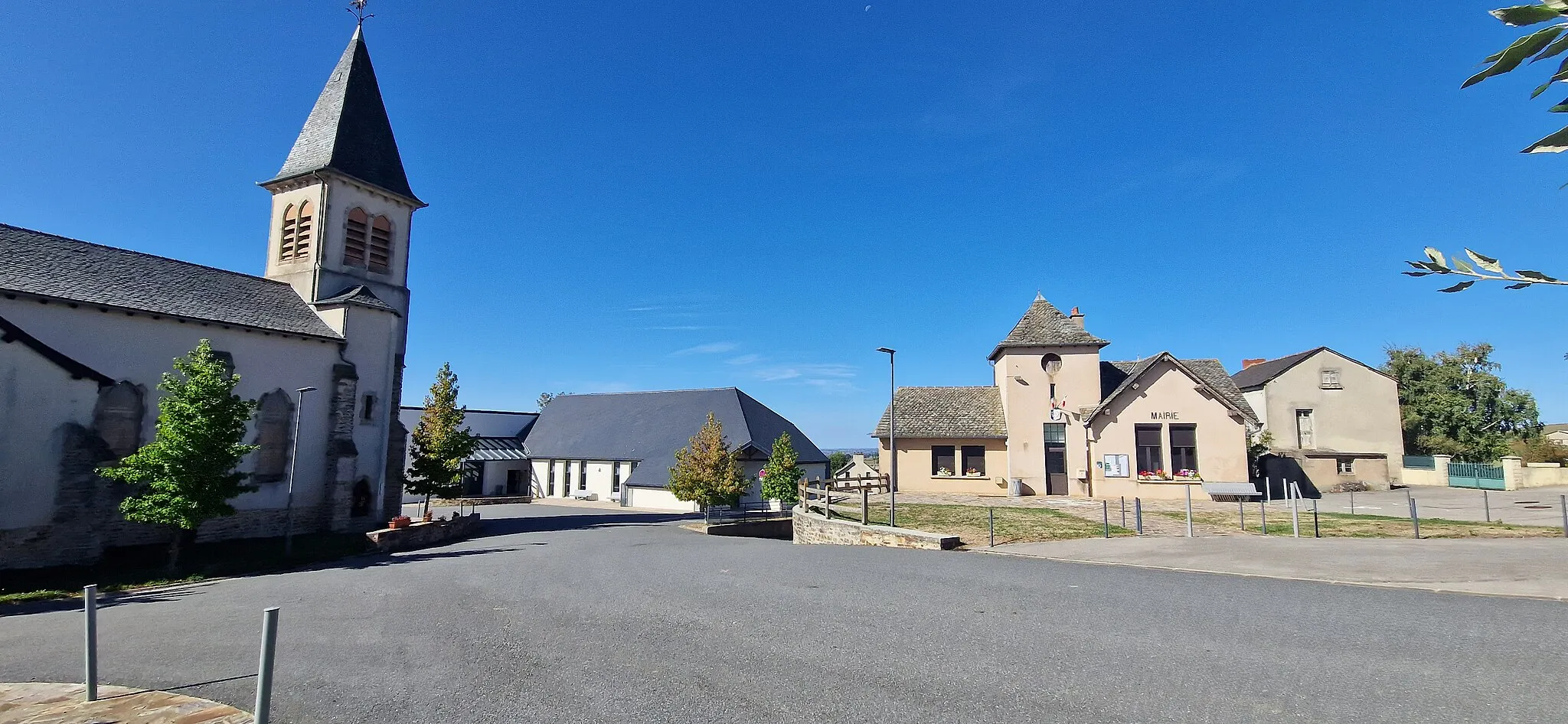 Photo showing: Eglise et Mairie