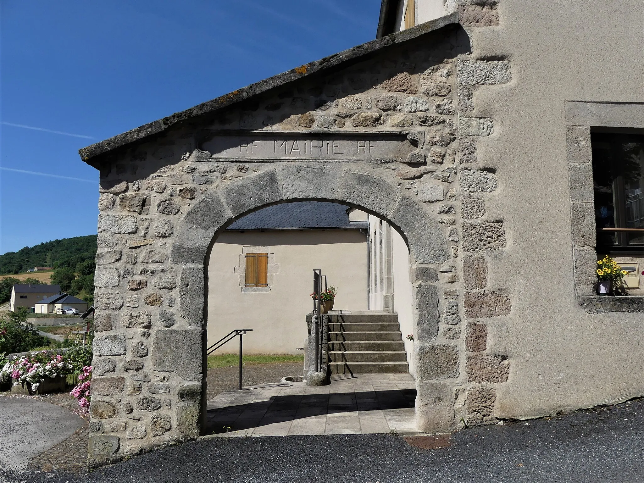 Photo showing: Porche d'accès à la mairie de Saint-Laurent-de-Lévézou, Aveyron, France.