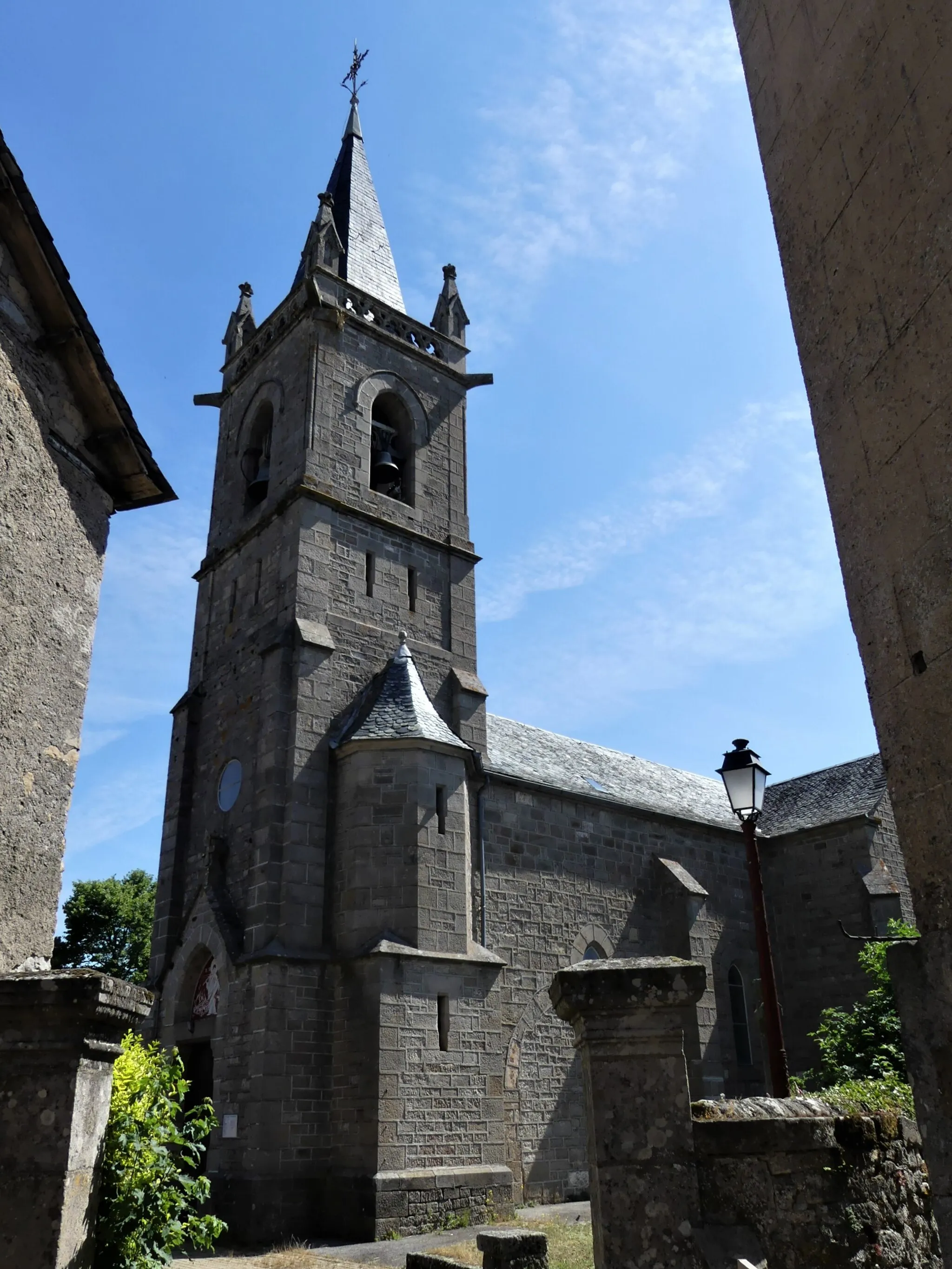 Photo showing: L'église de Saint-Laurent-de-Lévézou, Aveyron, France.