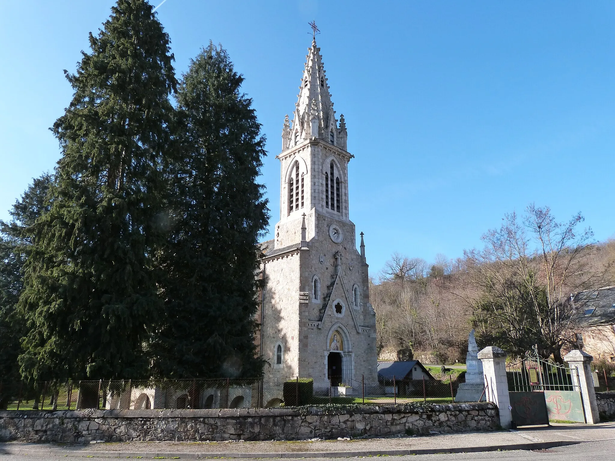 Photo showing: L'église "Sanctuaire de Sainte-Thérèse" à Saint-Igest