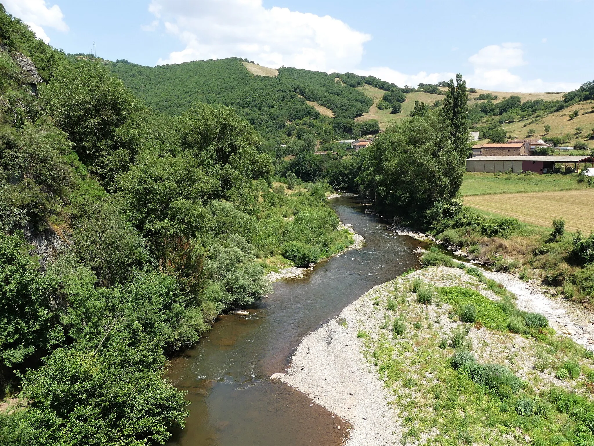 Photo showing: Le Dourdou au pont de la route départementale 200, en limite des communes de Saint-Izaire (à gauche) et Broquiès (à droite), Aveyron, France. Vue prise en direction de l'aval.