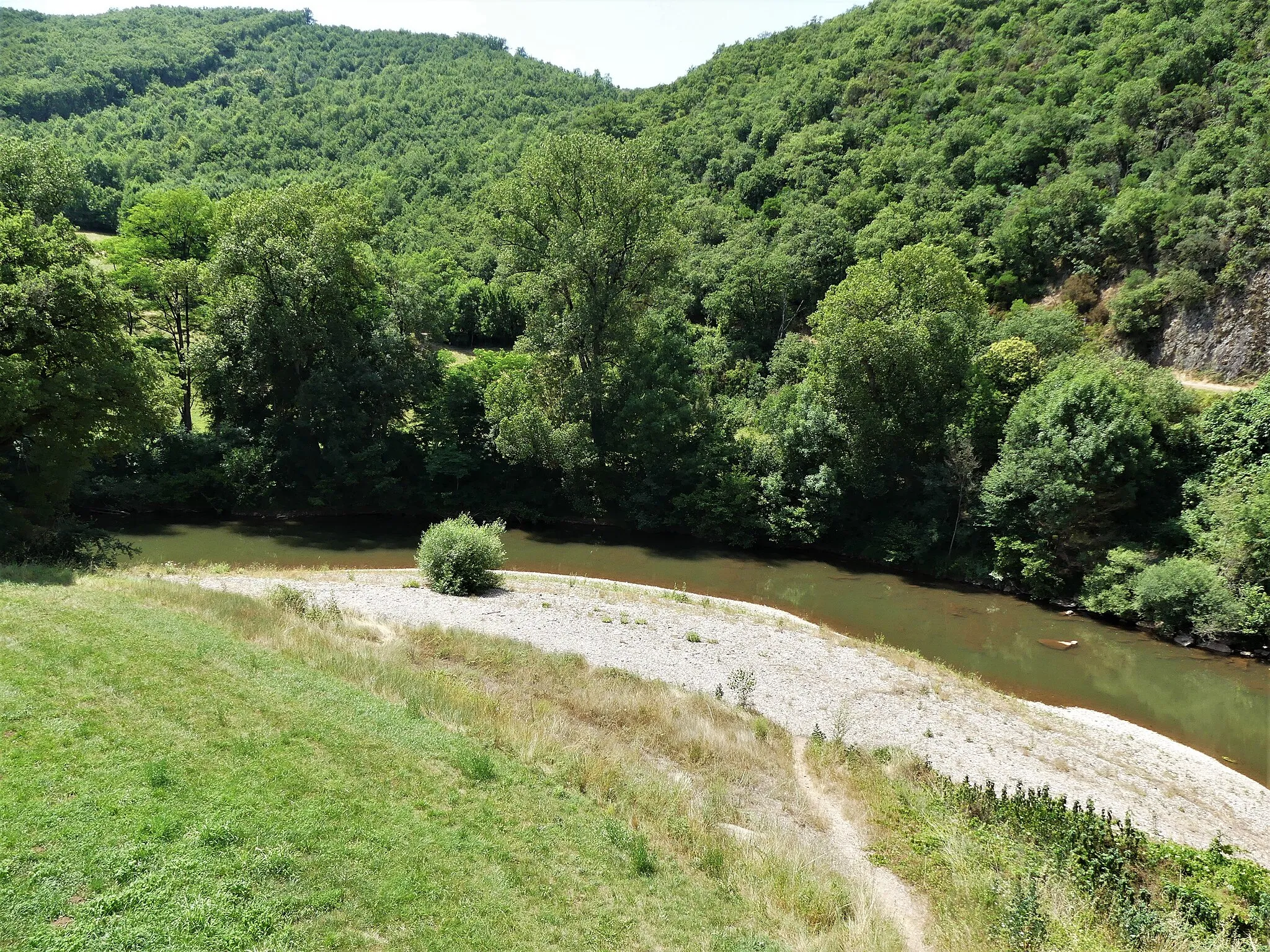 Photo showing: Le Dourdou au pont de la route départementale 200, en limite des communes de Broquiès (à gauche) et Saint-Izaire (à droite), Aveyron, France. Vue prise en direction de l'amont.