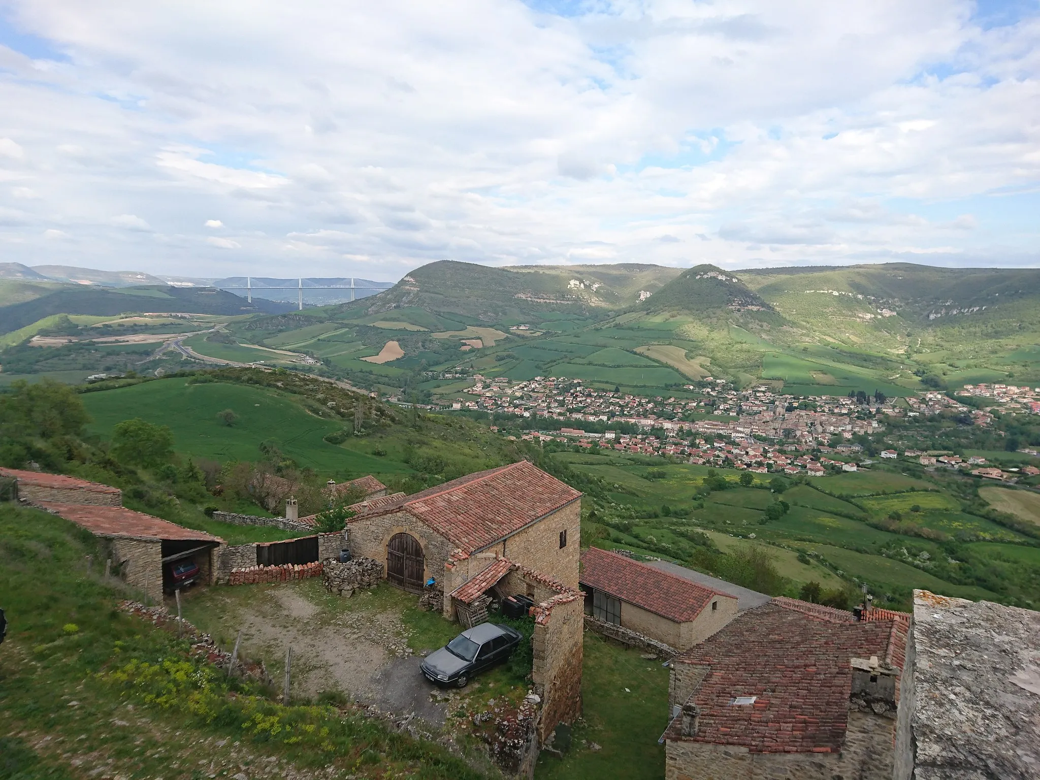 Photo showing: Vue sur Saint-Georges de Luzençon depuis le belvédère du hameau de Luzençon situé à 580 mètres d'altitude. En arrière-plan à gauche le viaduc de Millau.