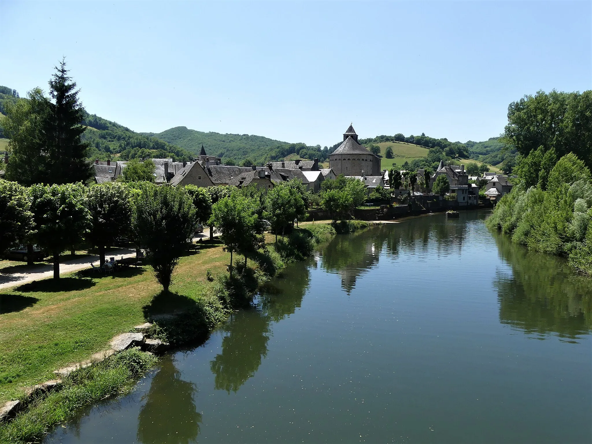 Photo showing: Le Lot en limites de Sainte-Eulalie-d'Olt (à gauche) et Saint-Geniez-d'Olt (à droite), Aveyron, France. Vue prise depuis le pont de Sainte-Eulalie en direction de l'aval.