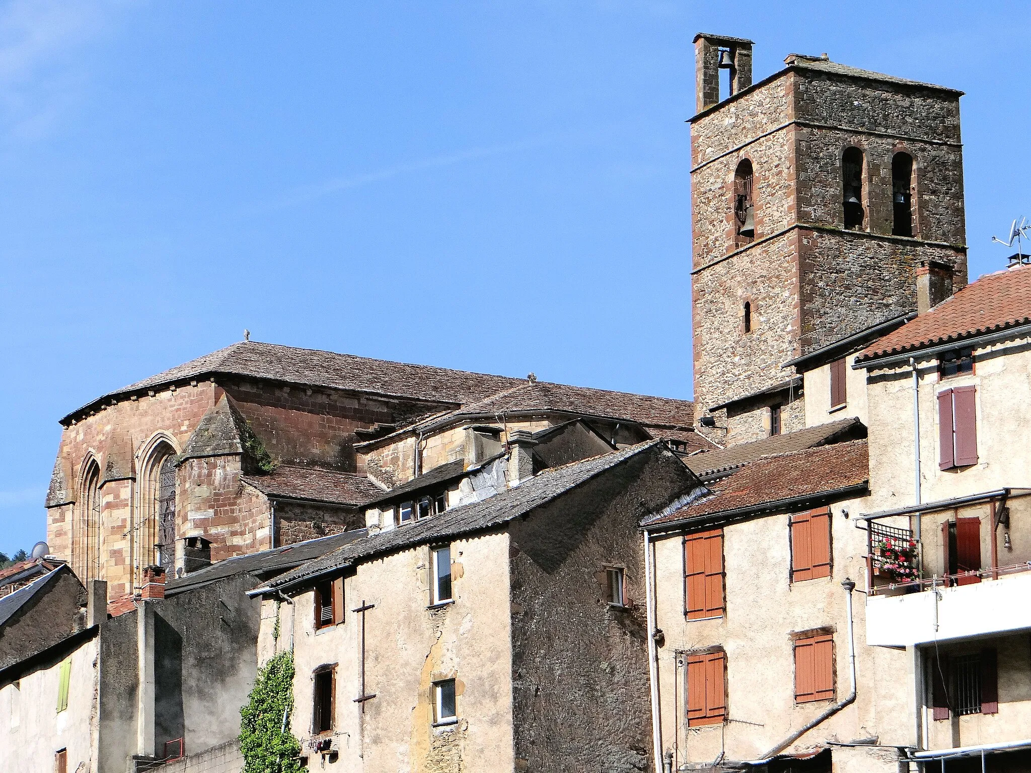 Photo showing: Saint-Sernin-sur-Rance - Collégiale Saint-Cernin - La collégiale vue de la vallée dominant la vieille ville