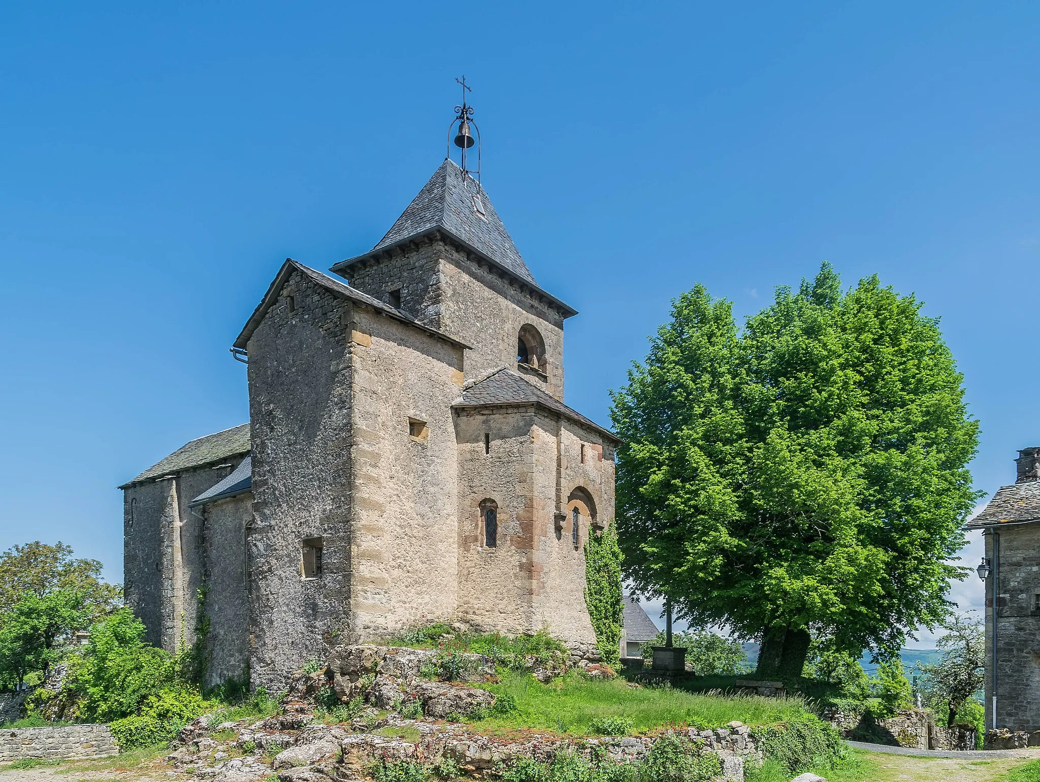 Photo showing: Saint John the Baptist Church in La Roque-Valzergues, commune of Saint-Saturnin-de-Lenne, Aveyron, France