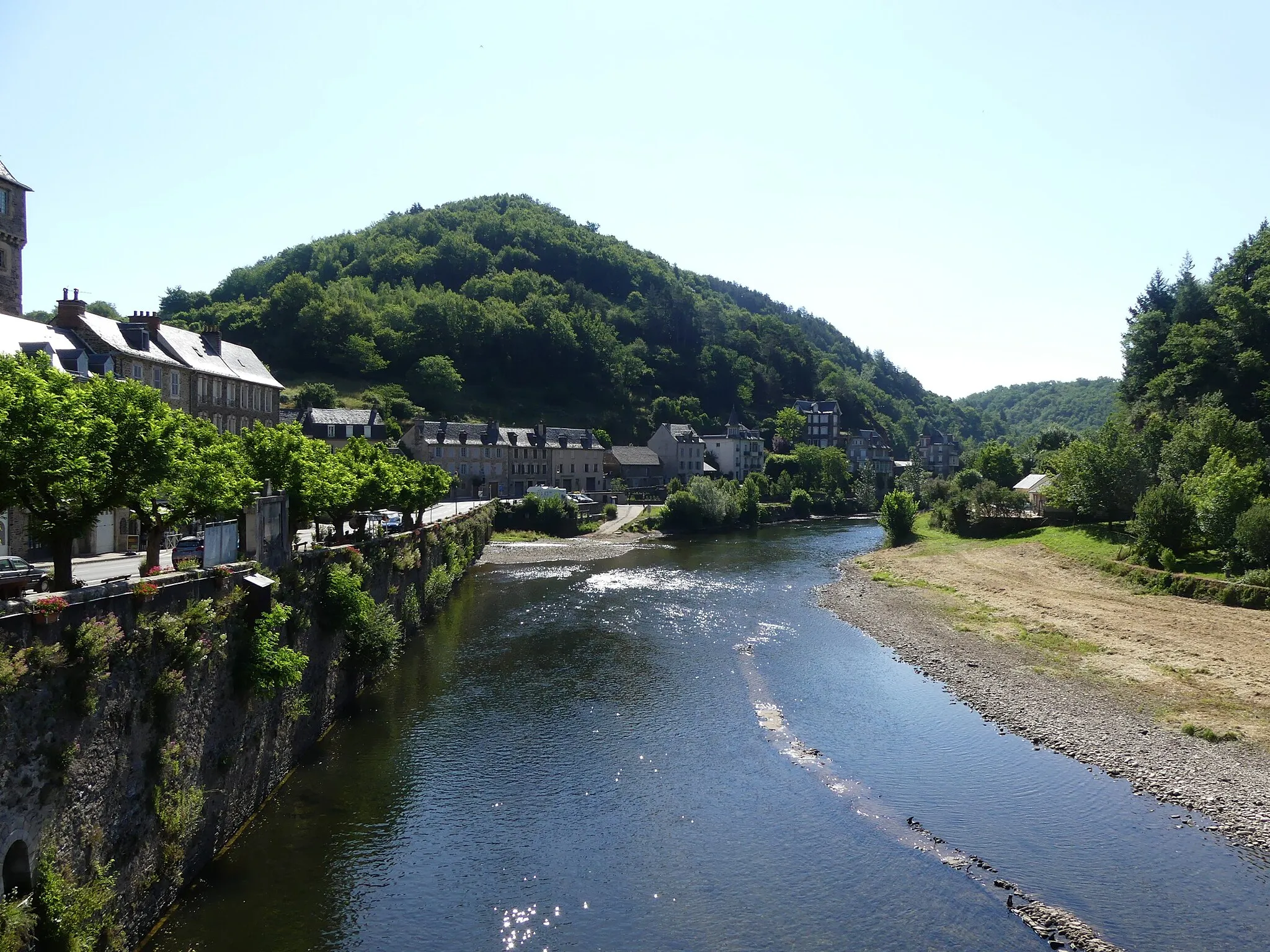 Photo showing: Le Lot au vieux pont entre Estaing (à gauche) et Sébrazac (à droite), Aveyron, France. Vue prise en direction de l'amont.