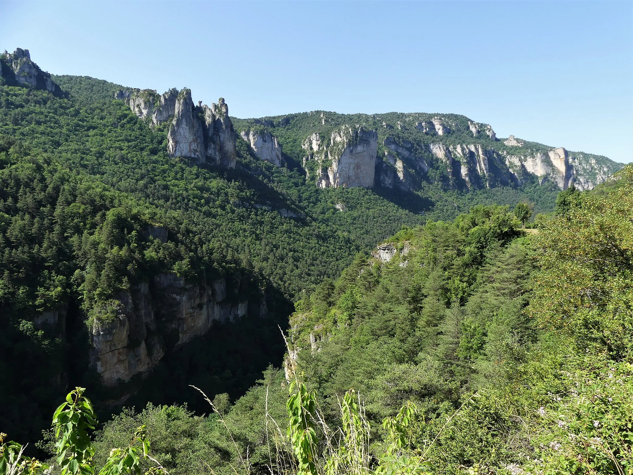 Photo showing: Les gorges de la Jonte entre Saint-Pierre-des-Tripiers (au premier plan, département de la Lozère) et Veyreau (en face, département de l'Aveyron), France. Vue prise en direction de l'aval depuis la route départementale 996.