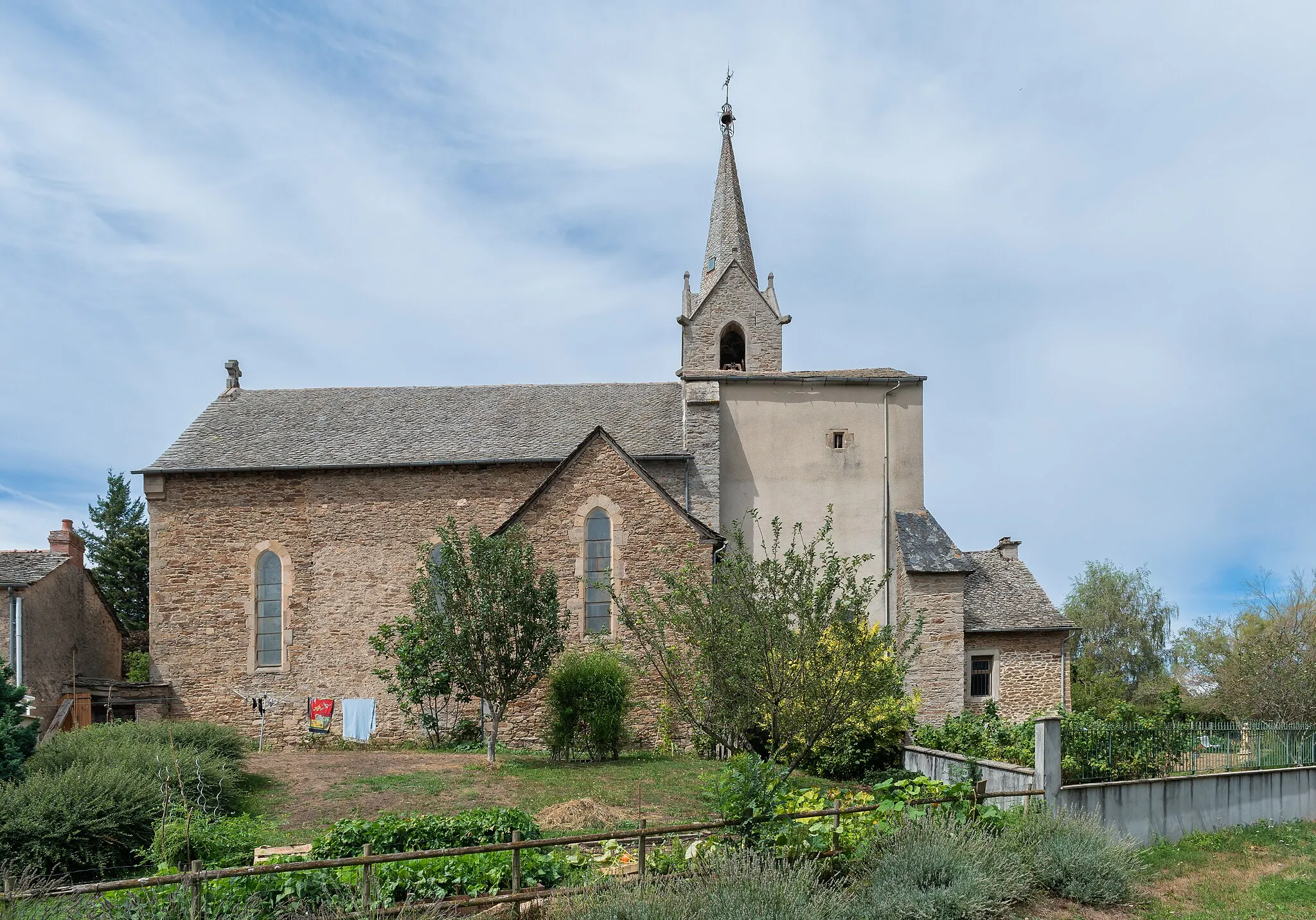 Photo showing: Saint Hilarius church in Saint-Hilaire, commune of Trémouilles, Aveyron, France