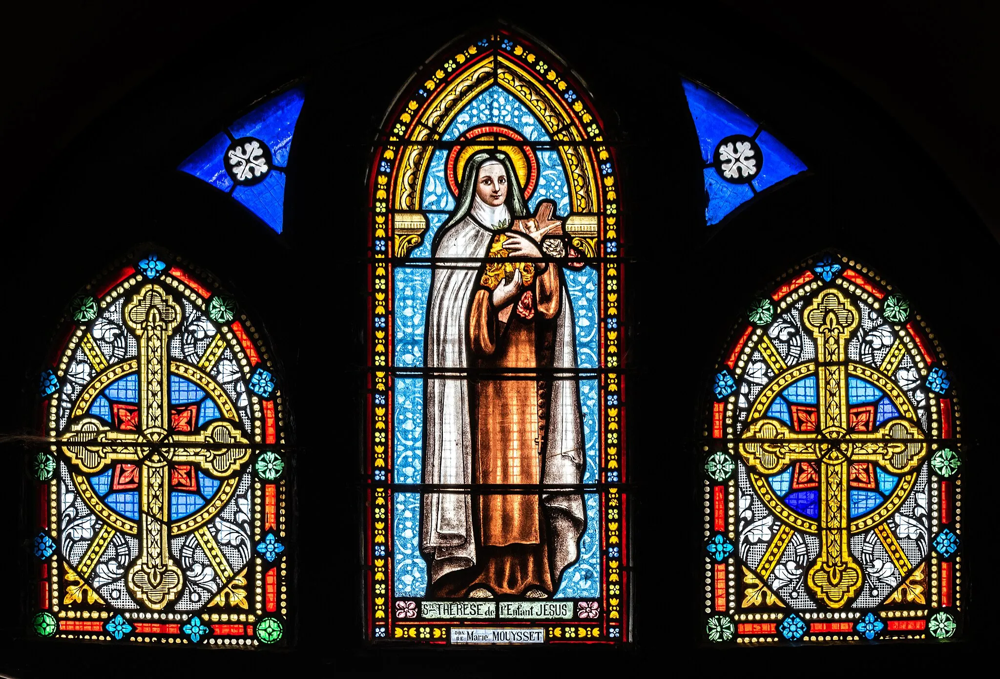 Photo showing: Stained-glass windows in the Saint Hilarius church in Saint-Hilaire, commune of Trémouilles, Aveyron, France