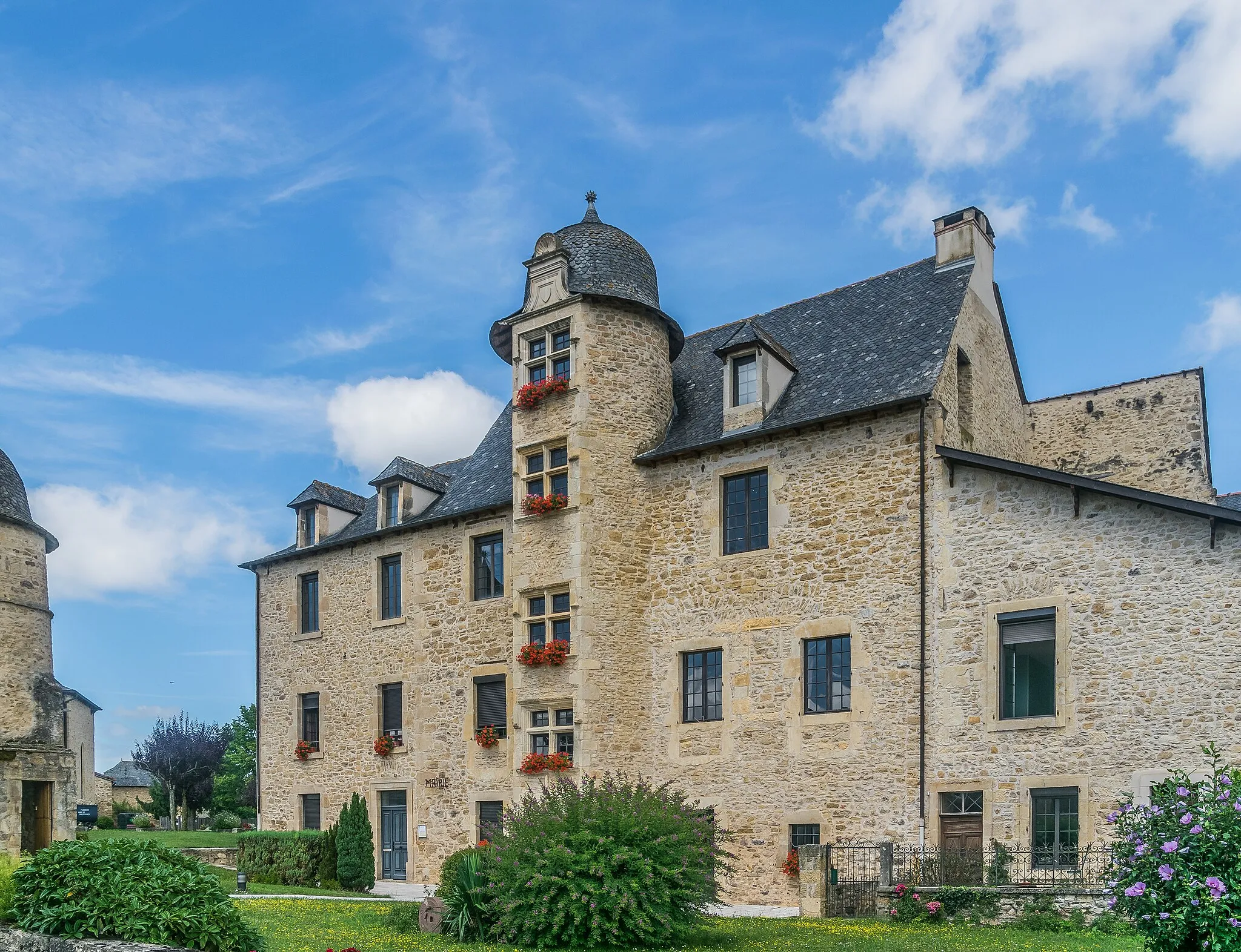 Photo showing: Town hall of Valzergues, Aveyron, France