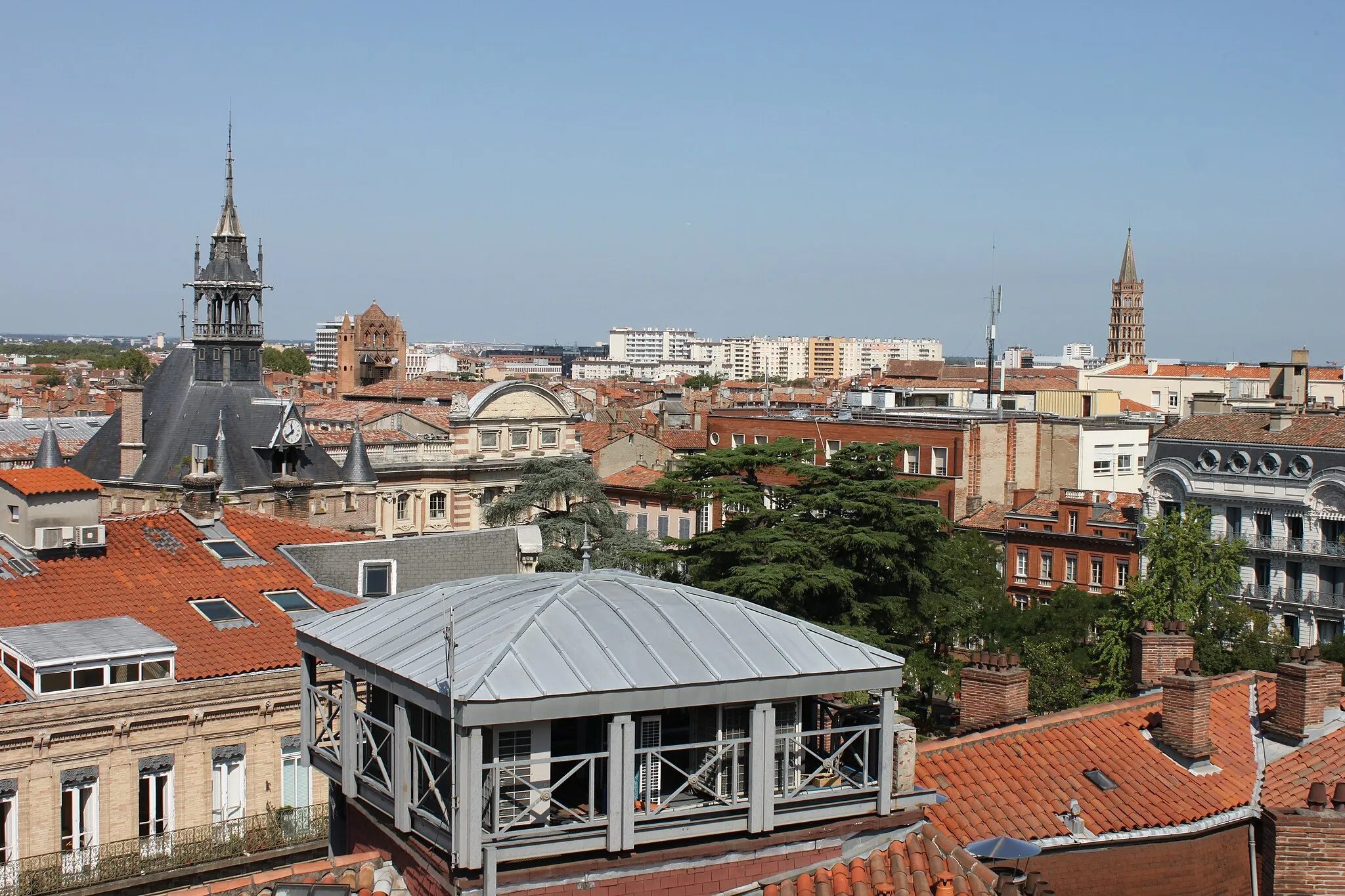 Photo showing: A gauche le donjon du Capitole, à droite le clocher de St Sernin