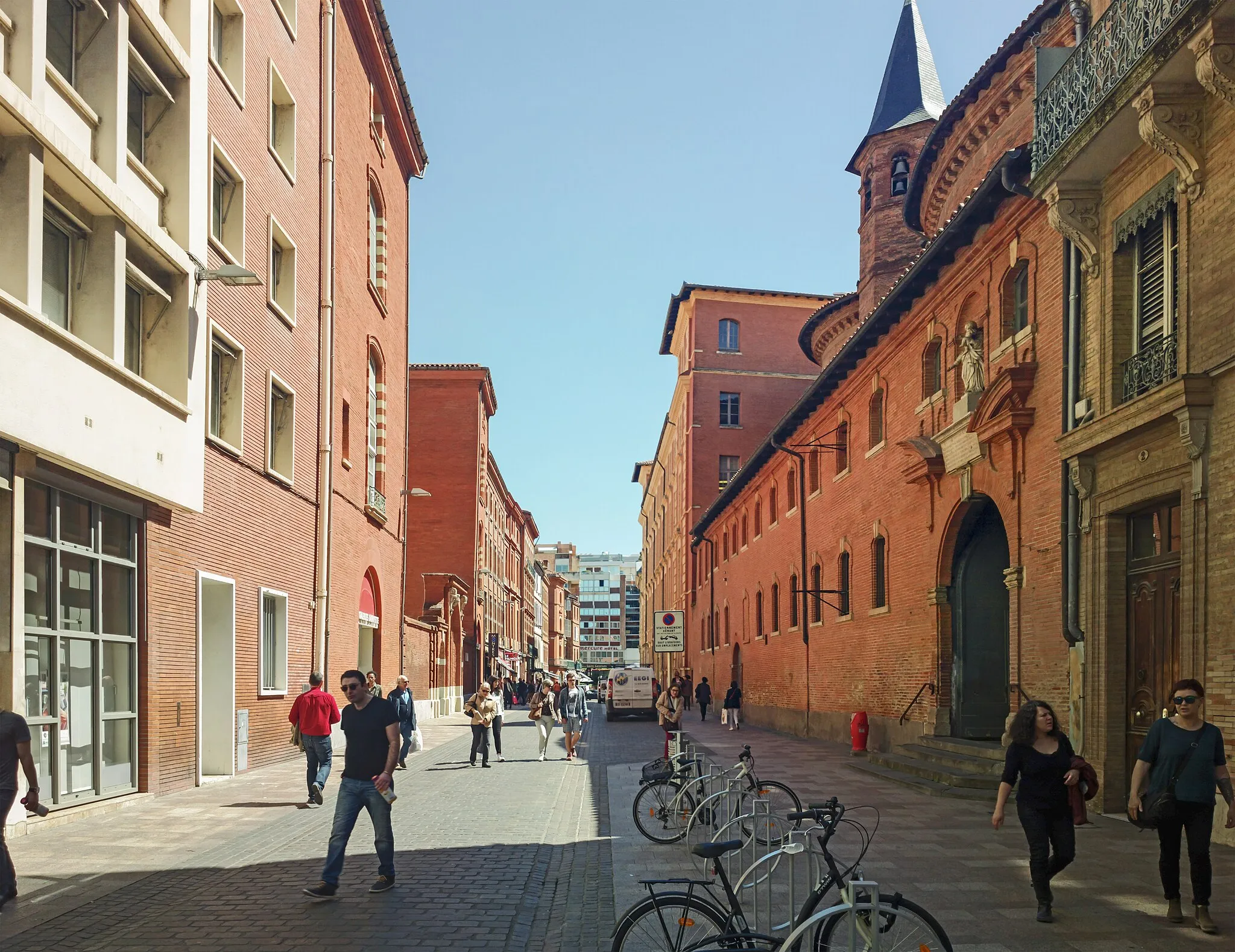 Photo showing: Rue du Lieutenant-Colonel Pélissier in Toulouse. Full view from rue d’Alsace-Lorraine.