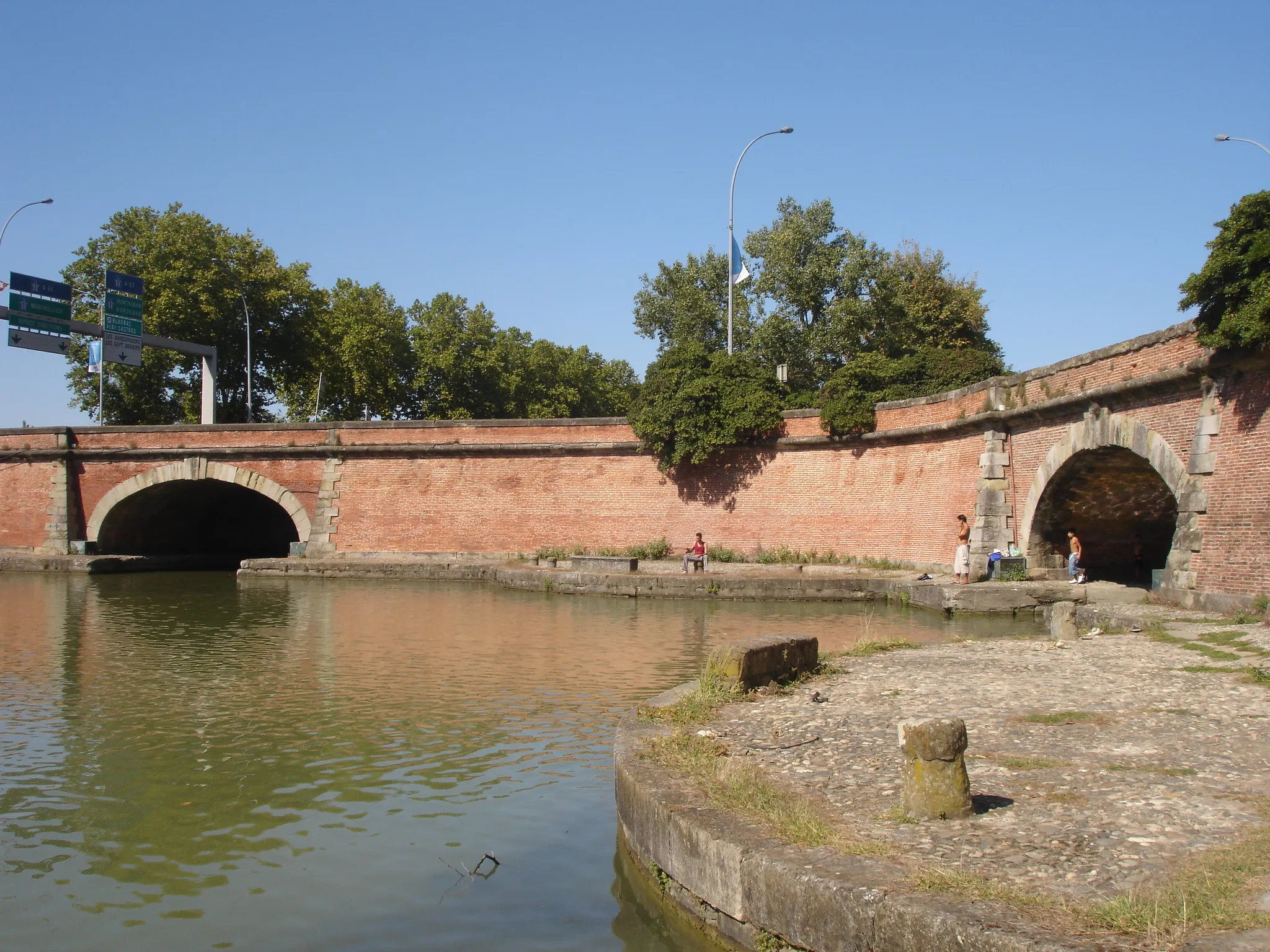 Photo showing: France, Haute-Garonne (31), Toulouse,port de l'embouchure sur le canal du Midi aux Ponts-Jumeaux, à droite accès au canal du Midi, à gauche accès au canal latéral de la Garonne