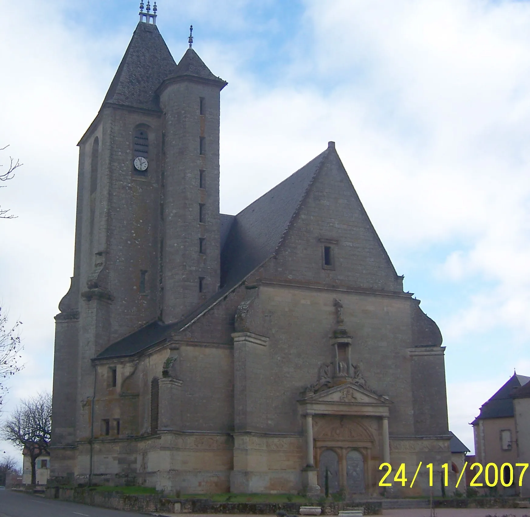 Photo showing: Façade de l'église d'Assier