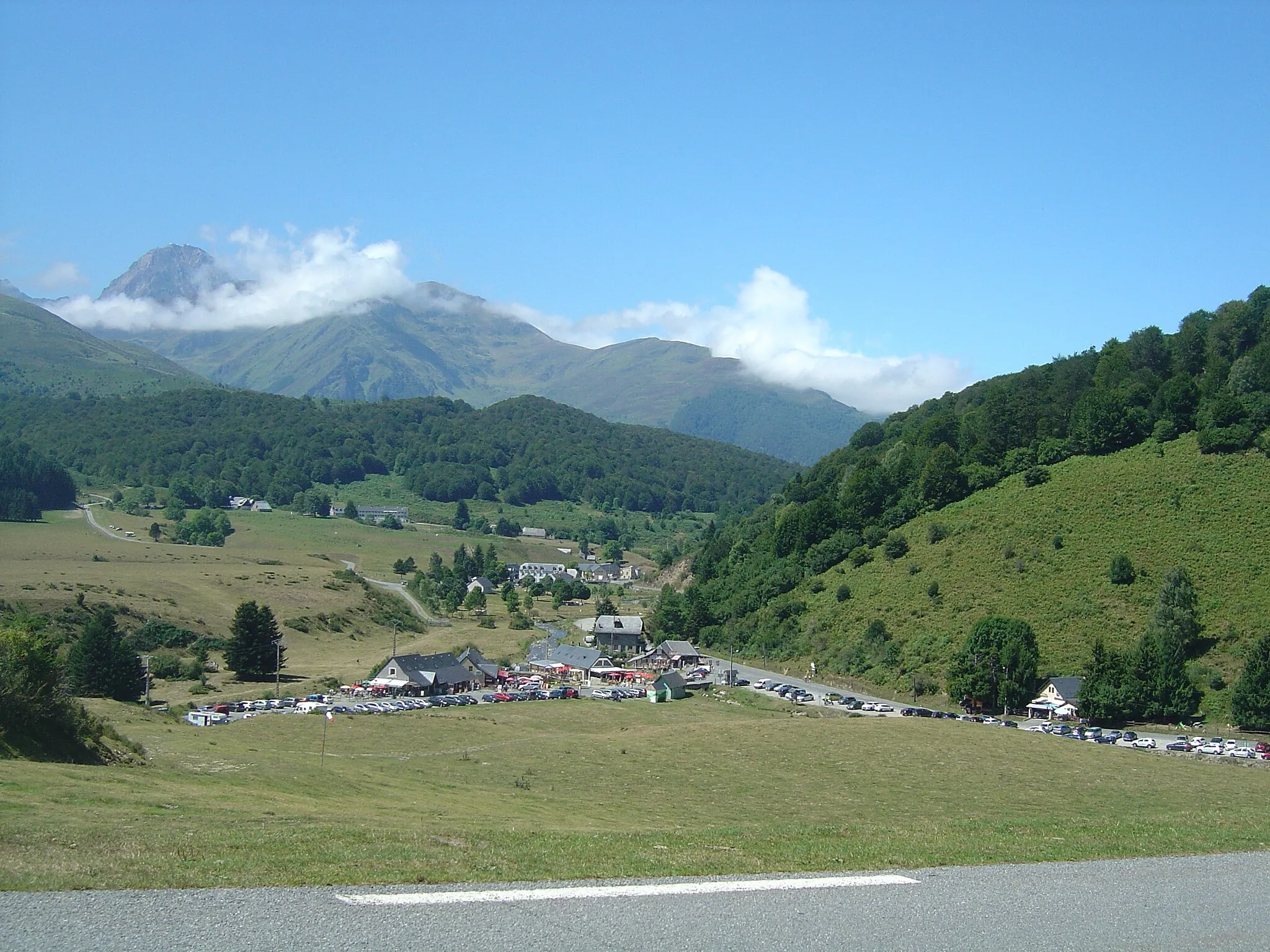 Photo showing: Petite station de Payolle et pic du Midi de Bigorre (2876m) vus depuis la route du col d'Aspin.
