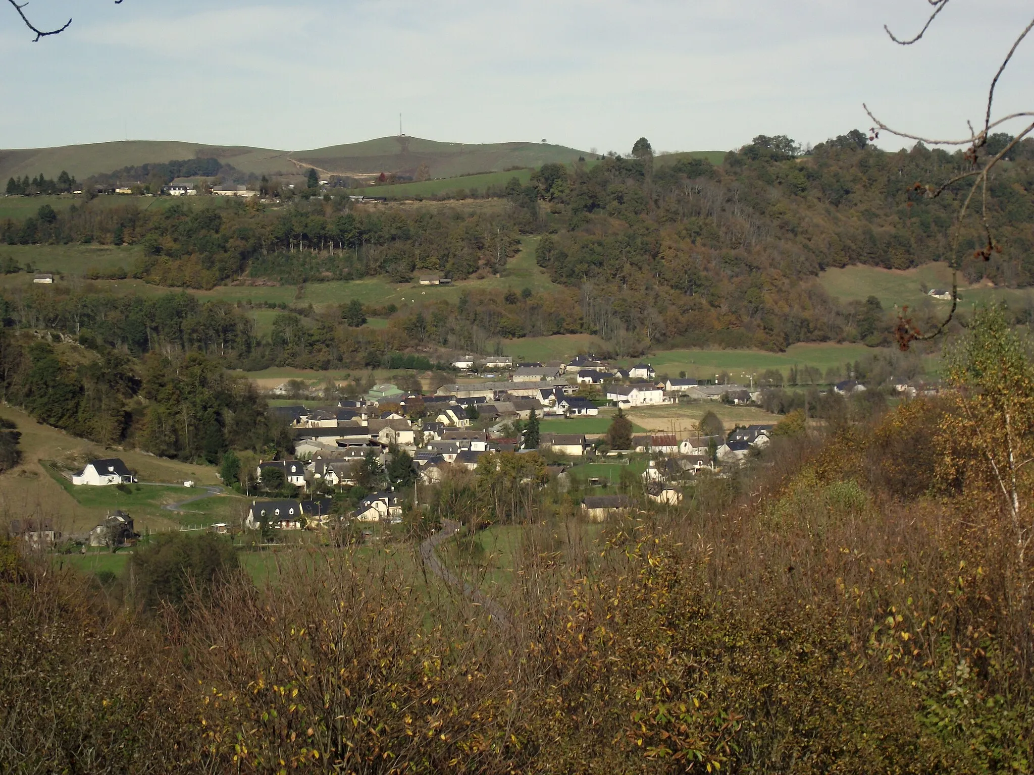 Photo showing: Arcizac-ez-Angles vu des Angles (Hautes-Pyrénées, France) au premier plan, hameau de Recahorts (commune de Bourréac) au 2ème plan, ligne du Miramont (commune de Julos) à l'arrière plan.