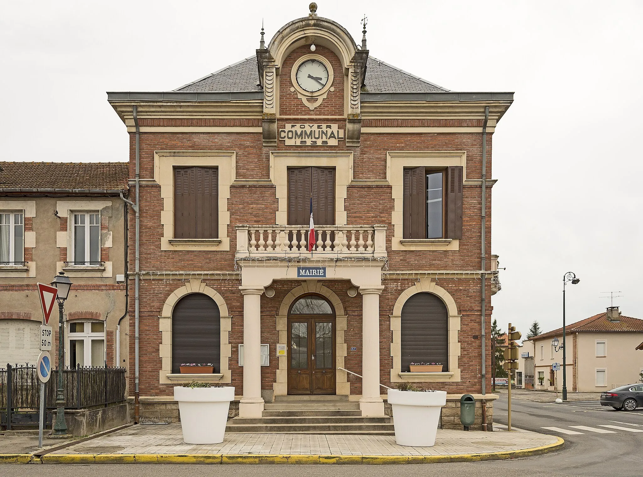 Photo showing: Mirepoix-sur-Tarn. Facade of town hall.
