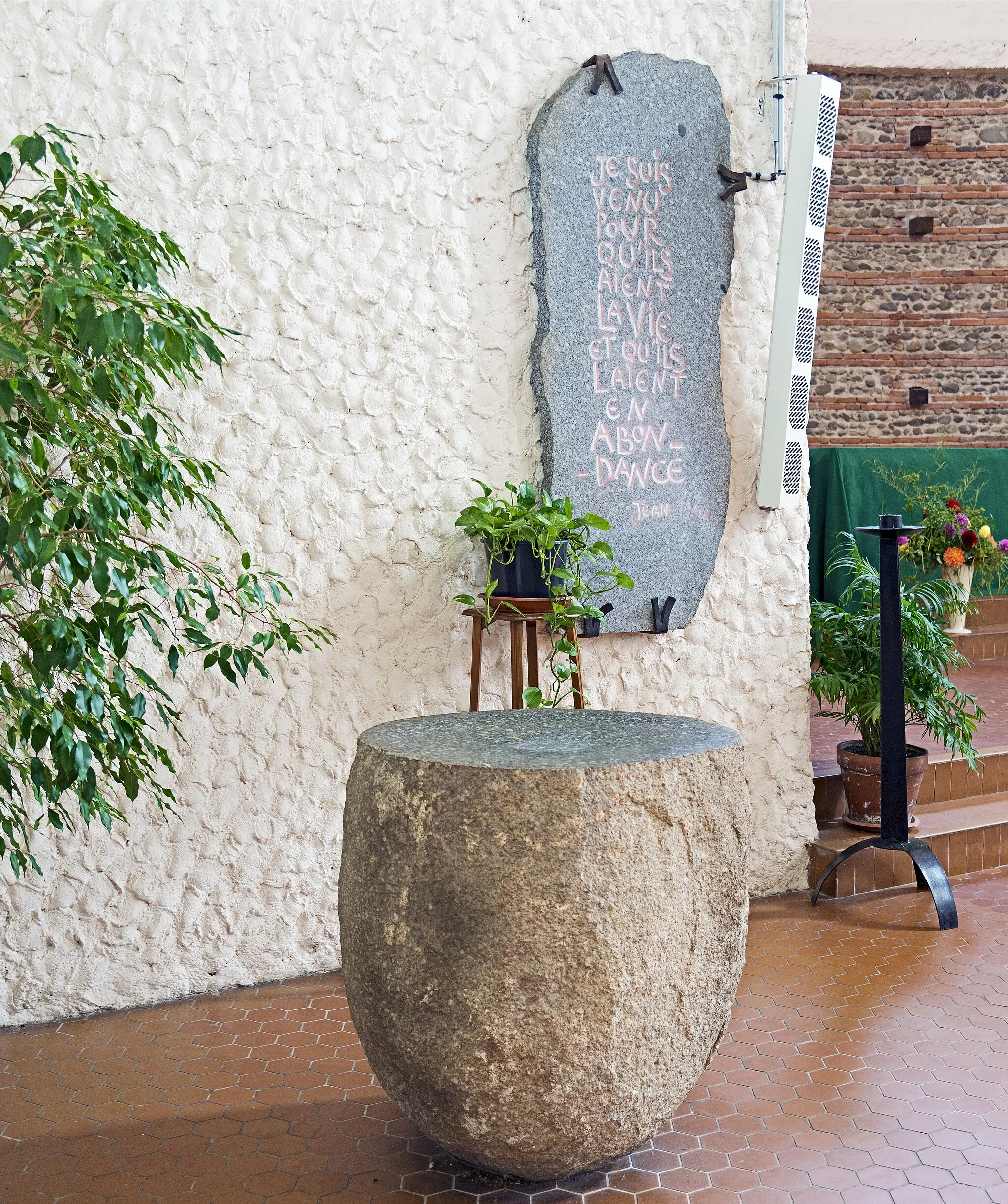 Photo showing: Church Saint-Caprais in Toulouse. Baptismal font.