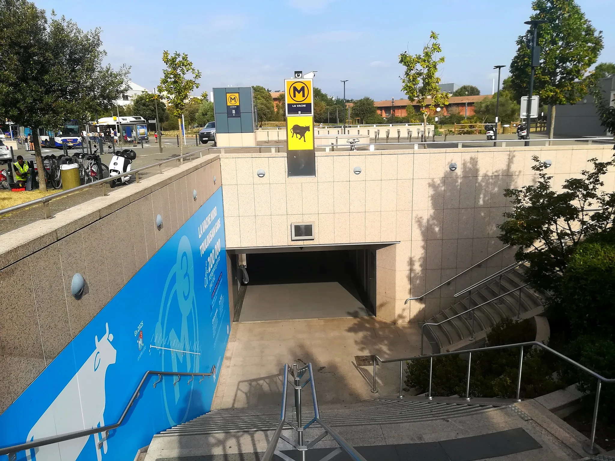 Photo showing: Principale entrée de la station de métro La Vache de la ligne B du métro de Toulouse.