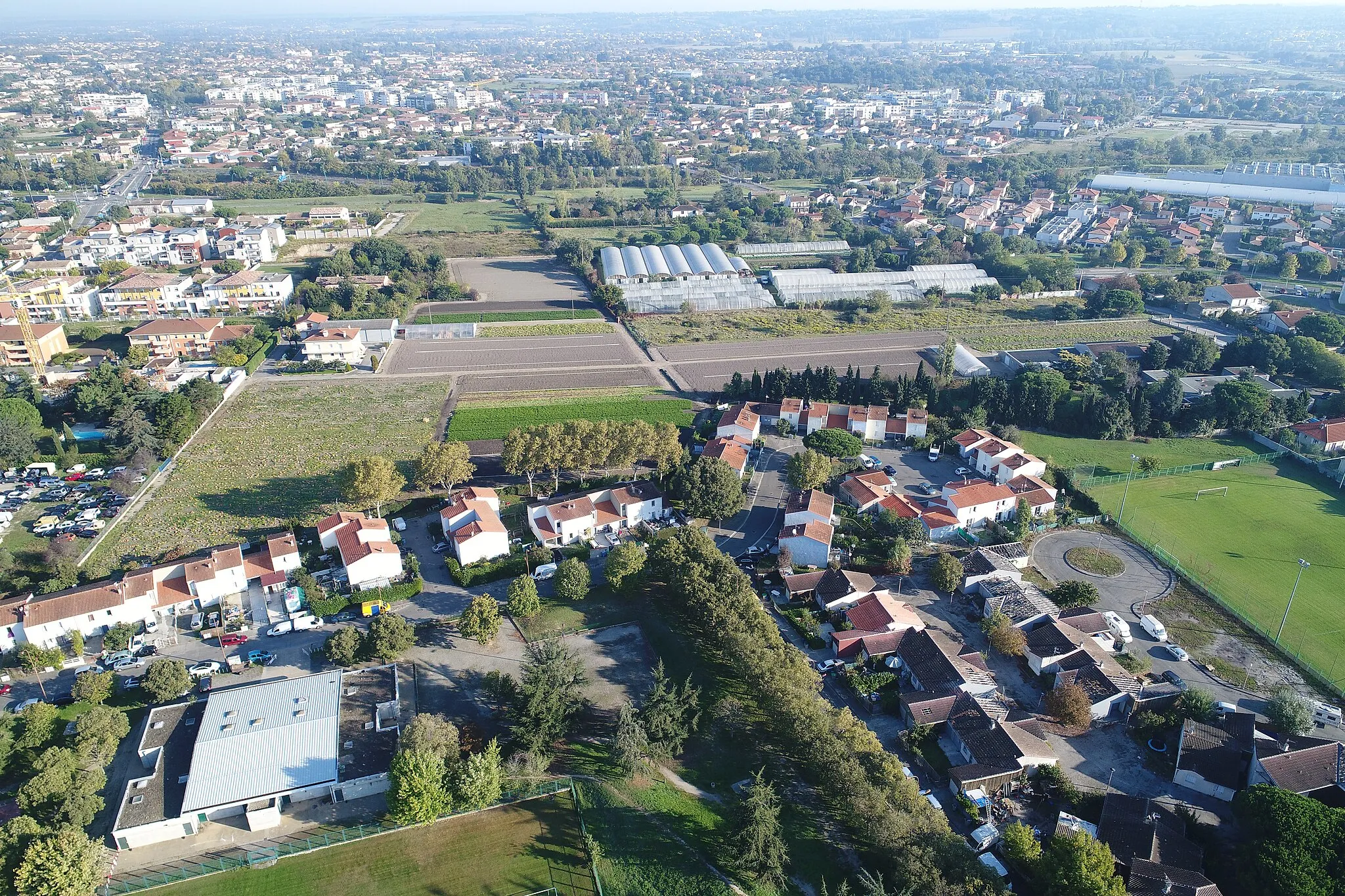 Photo showing: Vue aérienne actuelle de la Cité Raphaëlle, en bas à gauche, et de la Cité des Violettes (aujourd’hui démolie), en bas à droite. © Drone Sud Toulouse